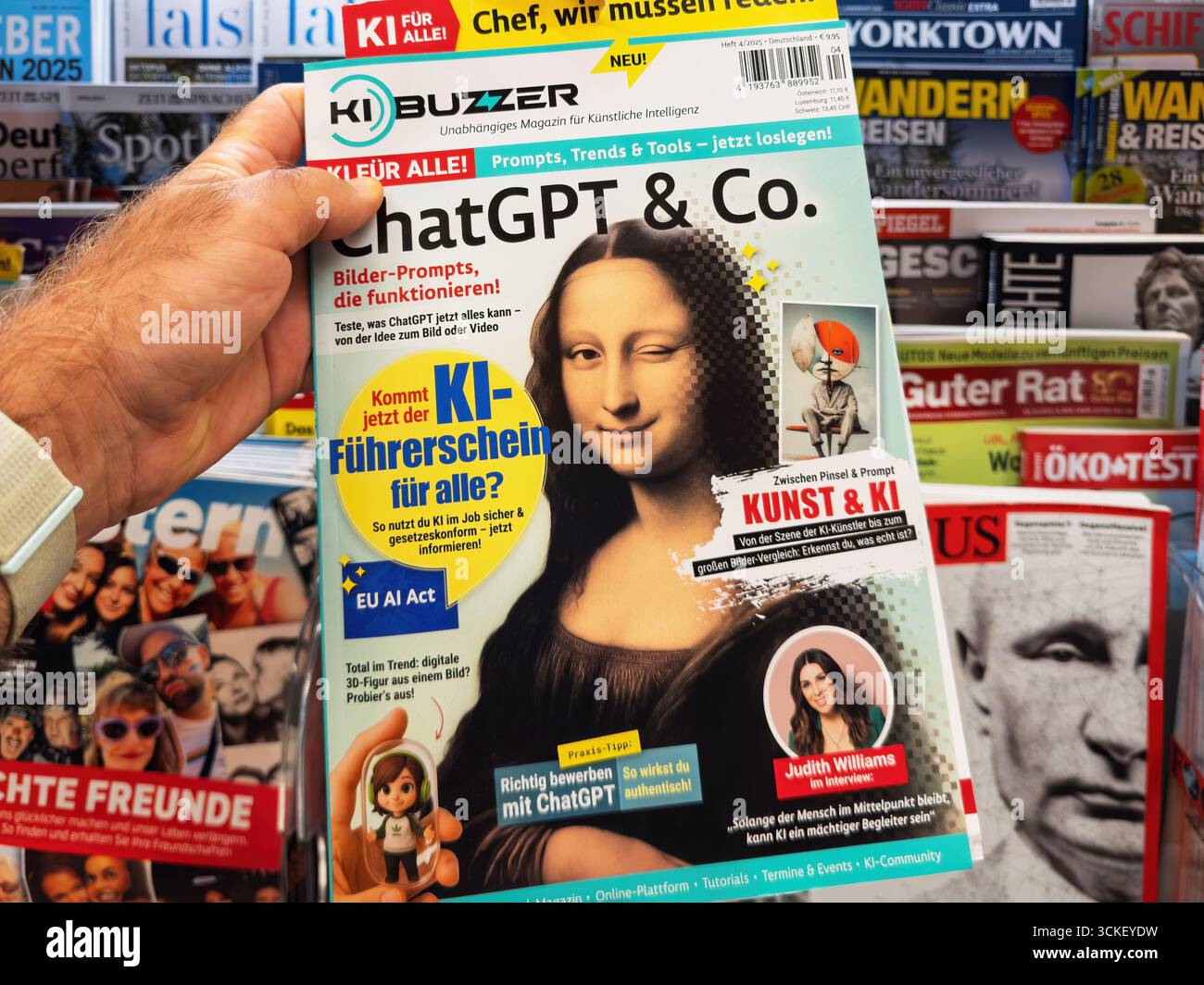 Francoforte, Germania - 7 agosto 2025: Numero di riviste a tema ChatGPT con copertina in edicola con copertina di Monna Lisa ai Foto Stock