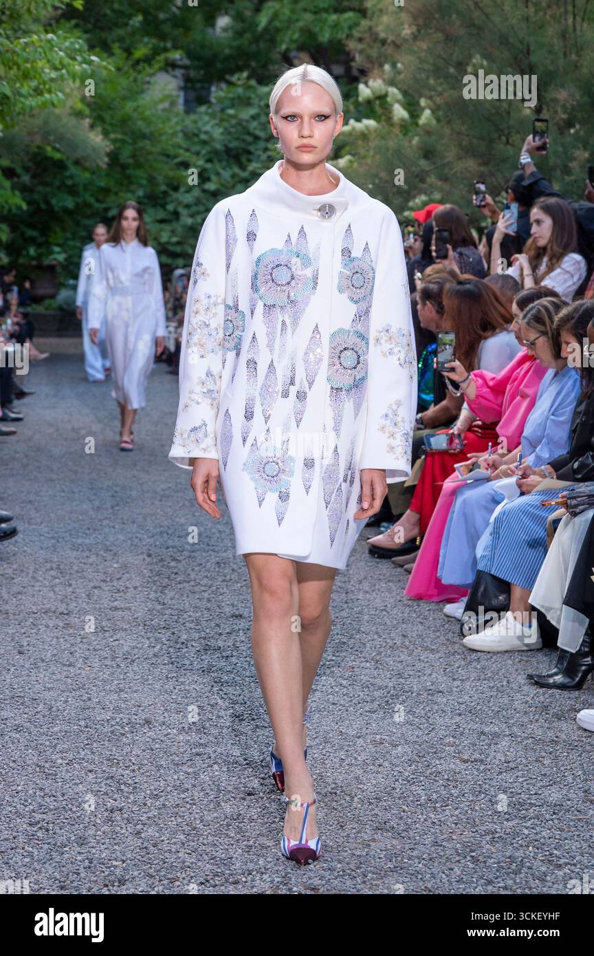 New York, Stati Uniti. 10 settembre 2025. Una modella cammina sulla pista per la sfilata di moda Libertine durante la New York Fashion Week primavera 2026 all'Elizabeth Street Garden di New York City, USA, il 10 settembre 2025. (Foto di M10s/TheNews2/NurPhoto) credito: NurPhoto SRL/Alamy Live News Foto Stock
