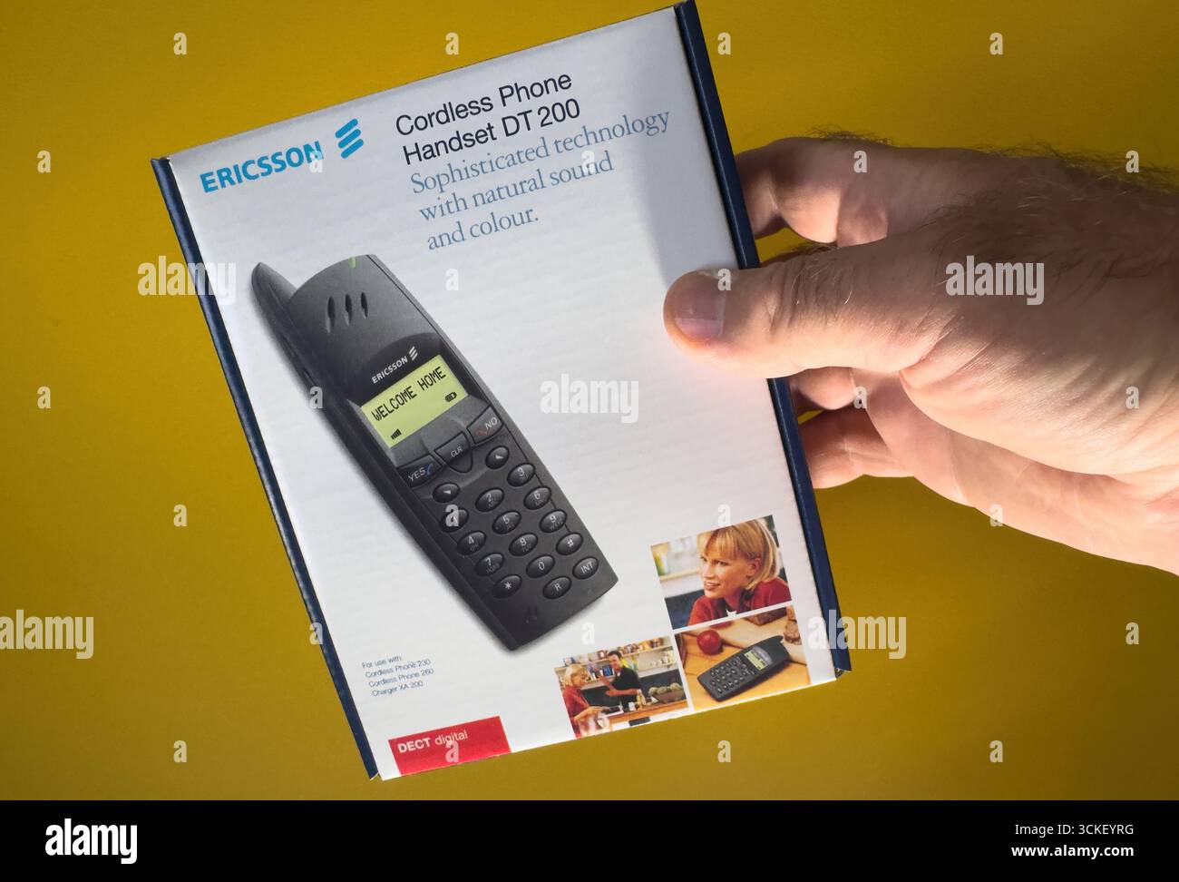 Parigi, Francia - 2 settembre 2025: Confezione per telefono cordless DECT Ericsson DT200 con foto del prodotto e testo sul retro giallo Foto Stock