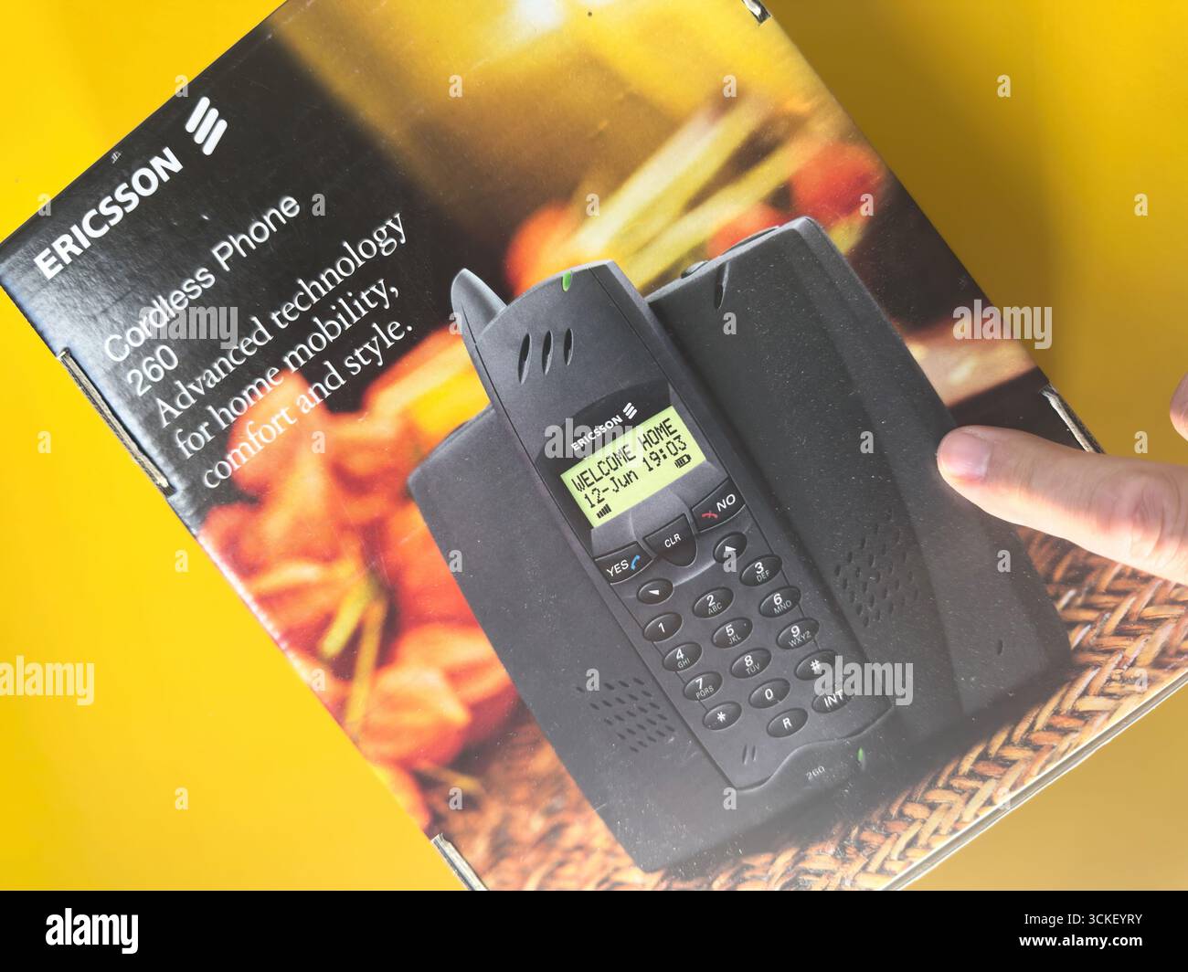 Parigi, Francia - 2 settembre 2025: Confezione modello di telefono cordless DECT Ericsson 260 vintage con immagine del prodotto e puntamento manuale sul display che mostra la comunità domestica Foto Stock