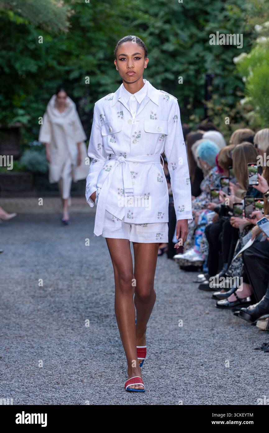 New York, Stati Uniti. 10 settembre 2025. Una modella cammina sulla pista per la sfilata di moda Libertine durante la New York Fashion Week primavera 2026 all'Elizabeth Street Garden di New York City, USA, il 10 settembre 2025. (Foto di M10s/TheNews2/NurPhoto) credito: NurPhoto SRL/Alamy Live News Foto Stock