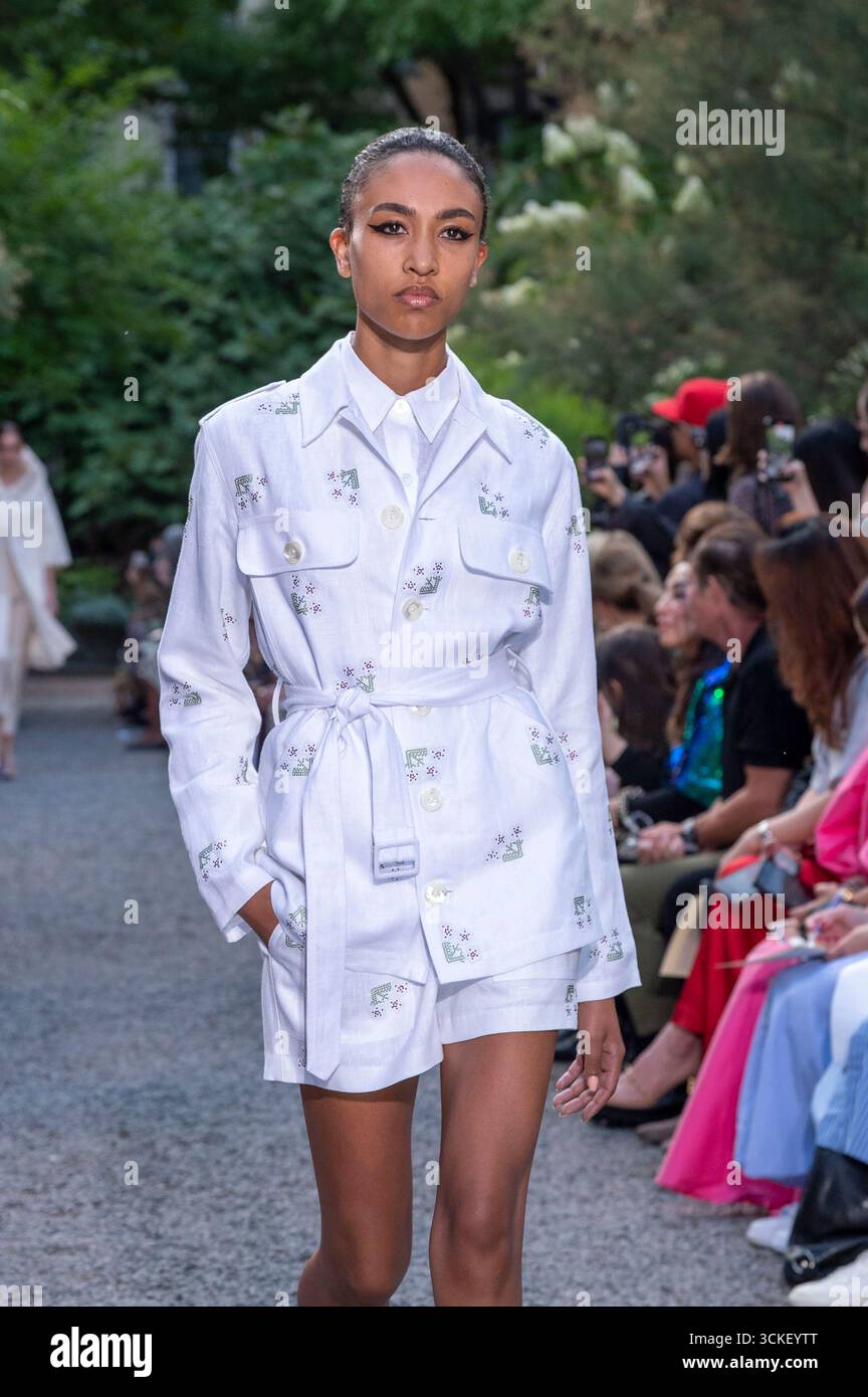 New York, Stati Uniti. 10 settembre 2025. Una modella cammina sulla pista per la sfilata di moda Libertine durante la New York Fashion Week primavera 2026 all'Elizabeth Street Garden di New York City, USA, il 10 settembre 2025. (Foto di M10s/TheNews2/NurPhoto) credito: NurPhoto SRL/Alamy Live News Foto Stock
