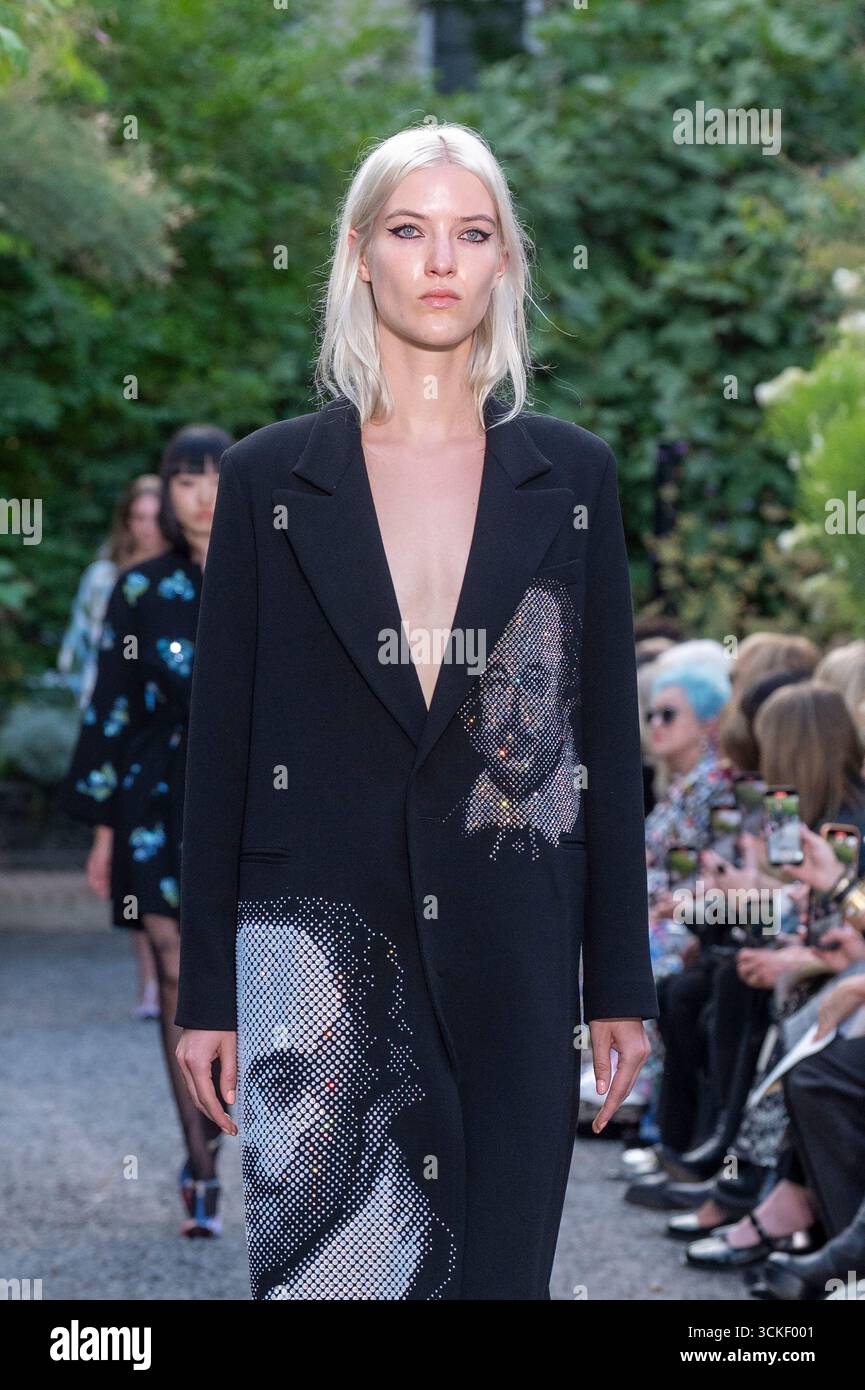 New York, Stati Uniti. 10 settembre 2025. Una modella cammina sulla pista per la sfilata di moda Libertine durante la New York Fashion Week primavera 2026 all'Elizabeth Street Garden di New York City, USA, il 10 settembre 2025. (Foto di M10s/TheNews2/NurPhoto) credito: NurPhoto SRL/Alamy Live News Foto Stock