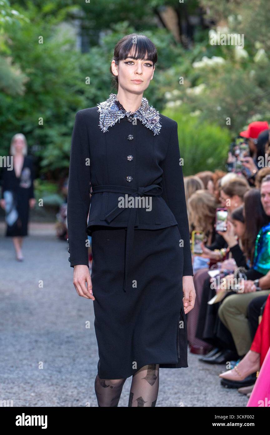 New York, Stati Uniti. 10 settembre 2025. Una modella cammina sulla pista per la sfilata di moda Libertine durante la New York Fashion Week primavera 2026 all'Elizabeth Street Garden di New York City, USA, il 10 settembre 2025. (Foto di M10s/TheNews2/NurPhoto) credito: NurPhoto SRL/Alamy Live News Foto Stock