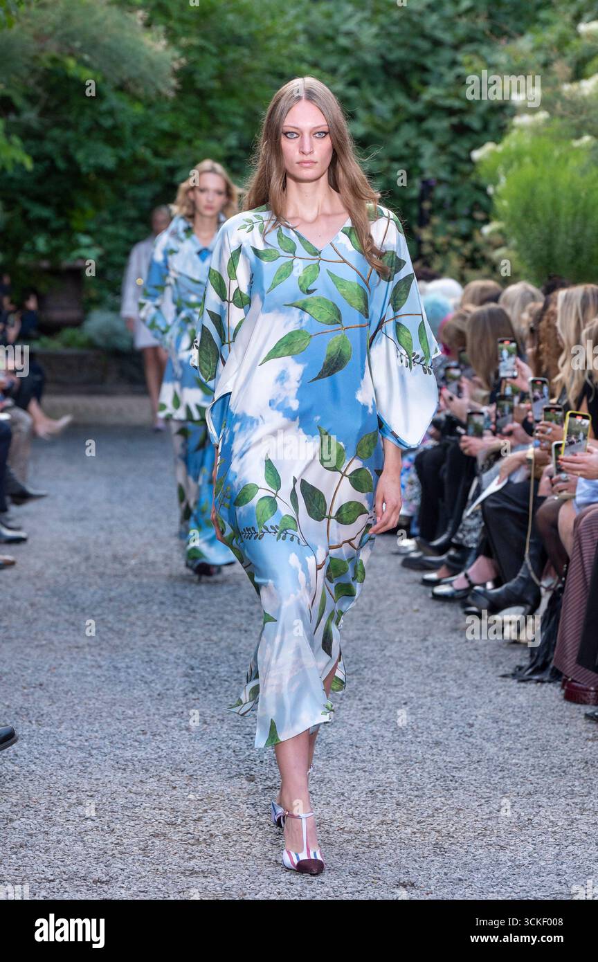 New York, Stati Uniti. 10 settembre 2025. Una modella cammina sulla pista per la sfilata di moda Libertine durante la New York Fashion Week primavera 2026 all'Elizabeth Street Garden di New York City, USA, il 10 settembre 2025. (Foto di M10s/TheNews2/NurPhoto) credito: NurPhoto SRL/Alamy Live News Foto Stock