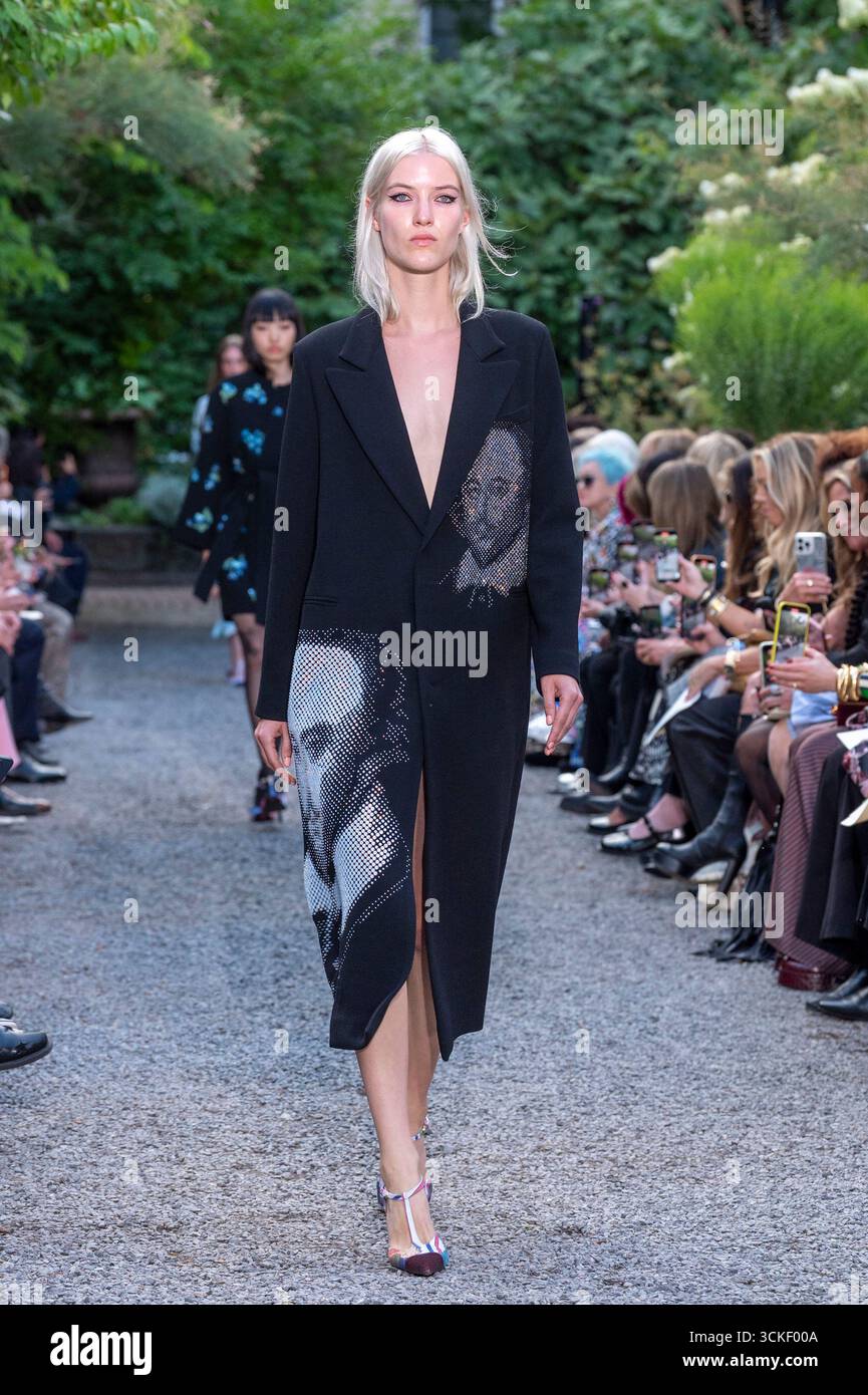 New York, Stati Uniti. 10 settembre 2025. Una modella cammina sulla pista per la sfilata di moda Libertine durante la New York Fashion Week primavera 2026 all'Elizabeth Street Garden di New York City, USA, il 10 settembre 2025. (Foto di M10s/TheNews2/NurPhoto) credito: NurPhoto SRL/Alamy Live News Foto Stock
