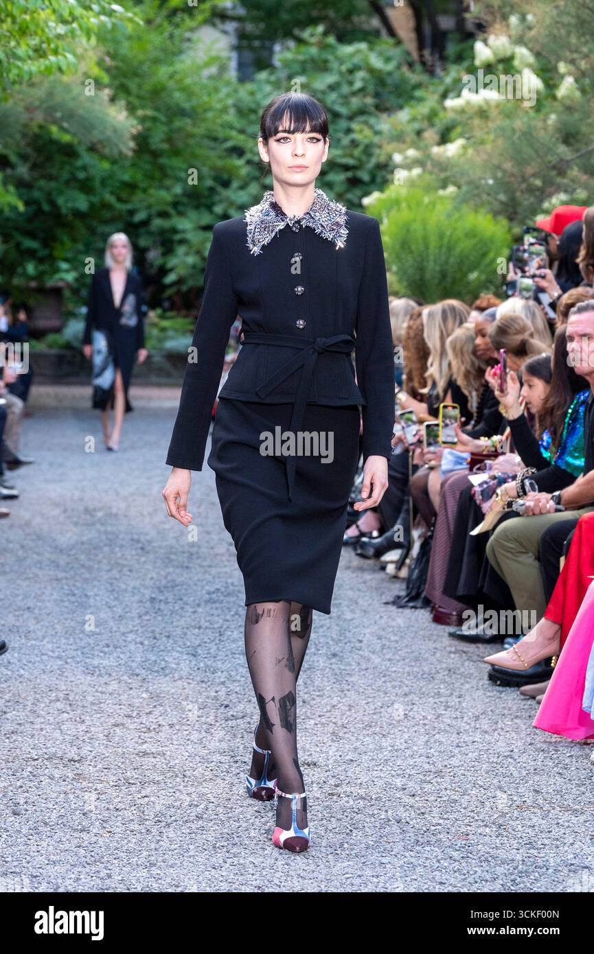 New York, Stati Uniti. 10 settembre 2025. Una modella cammina sulla pista per la sfilata di moda Libertine durante la New York Fashion Week primavera 2026 all'Elizabeth Street Garden di New York City, USA, il 10 settembre 2025. (Foto di M10s/TheNews2/NurPhoto) credito: NurPhoto SRL/Alamy Live News Foto Stock