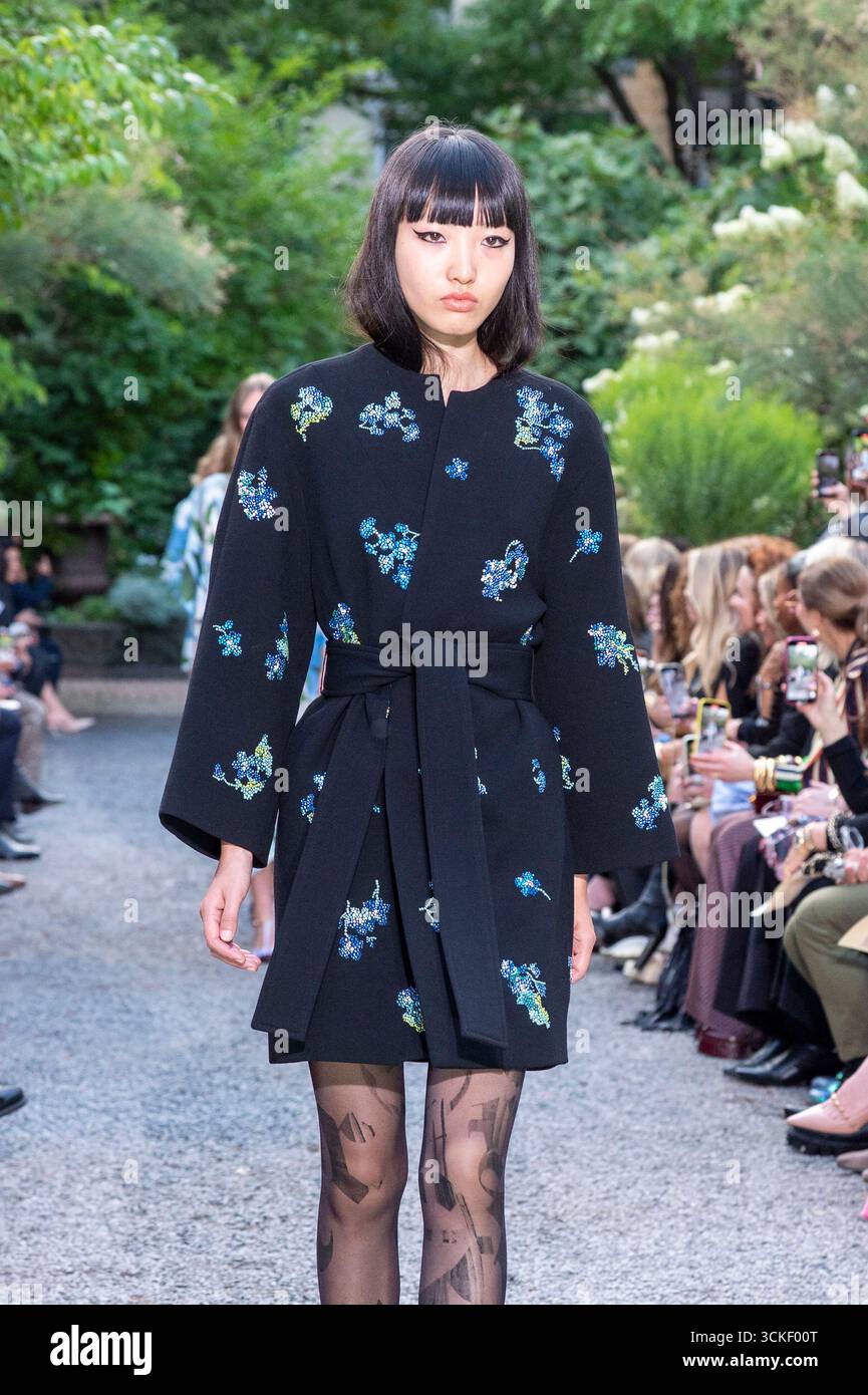 New York, Stati Uniti. 10 settembre 2025. Una modella cammina sulla pista per la sfilata di moda Libertine durante la New York Fashion Week primavera 2026 all'Elizabeth Street Garden di New York City, USA, il 10 settembre 2025. (Foto di M10s/TheNews2/NurPhoto) credito: NurPhoto SRL/Alamy Live News Foto Stock