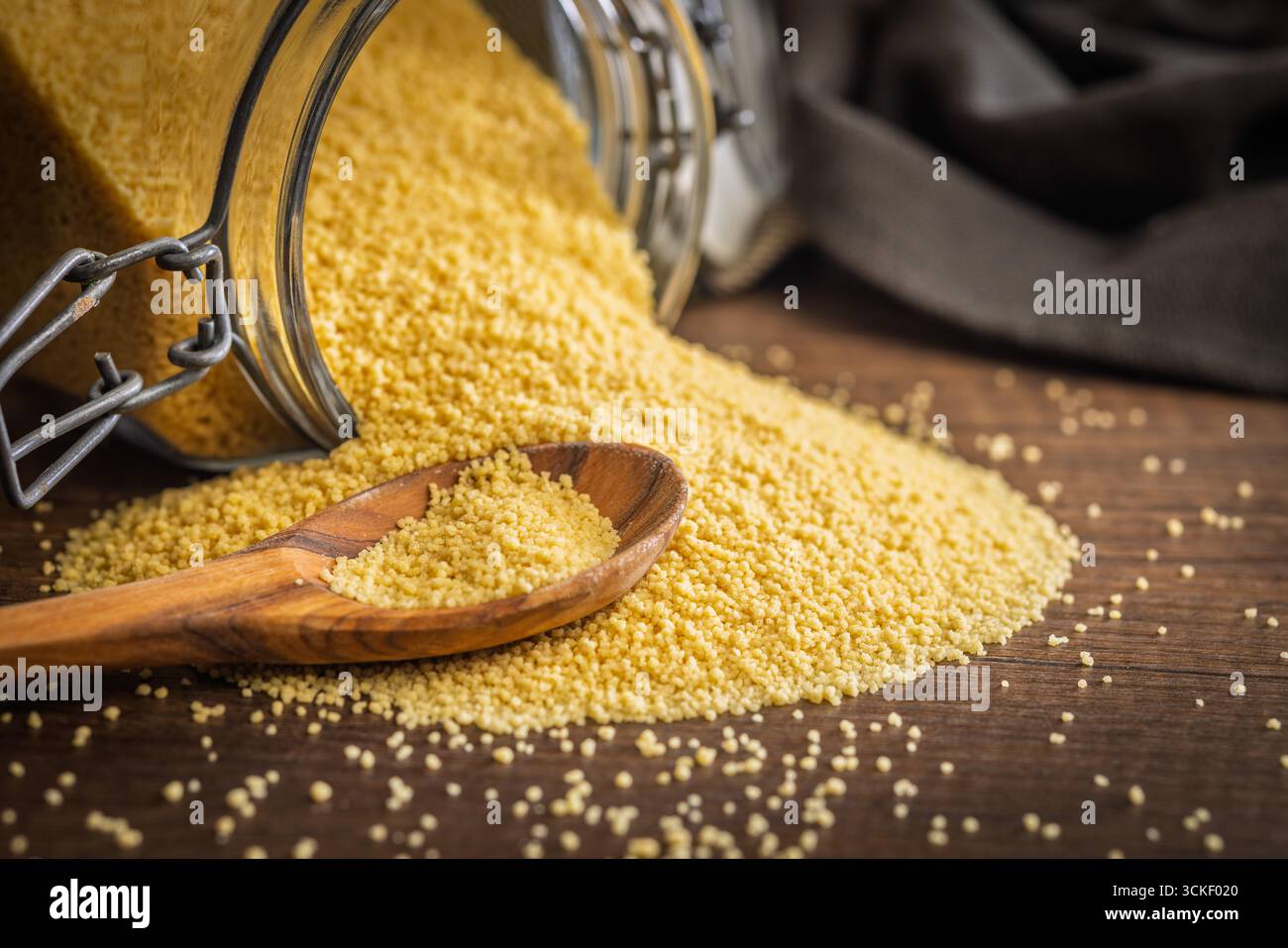 Couscous crudo su un tavolo di legno. Foto Stock