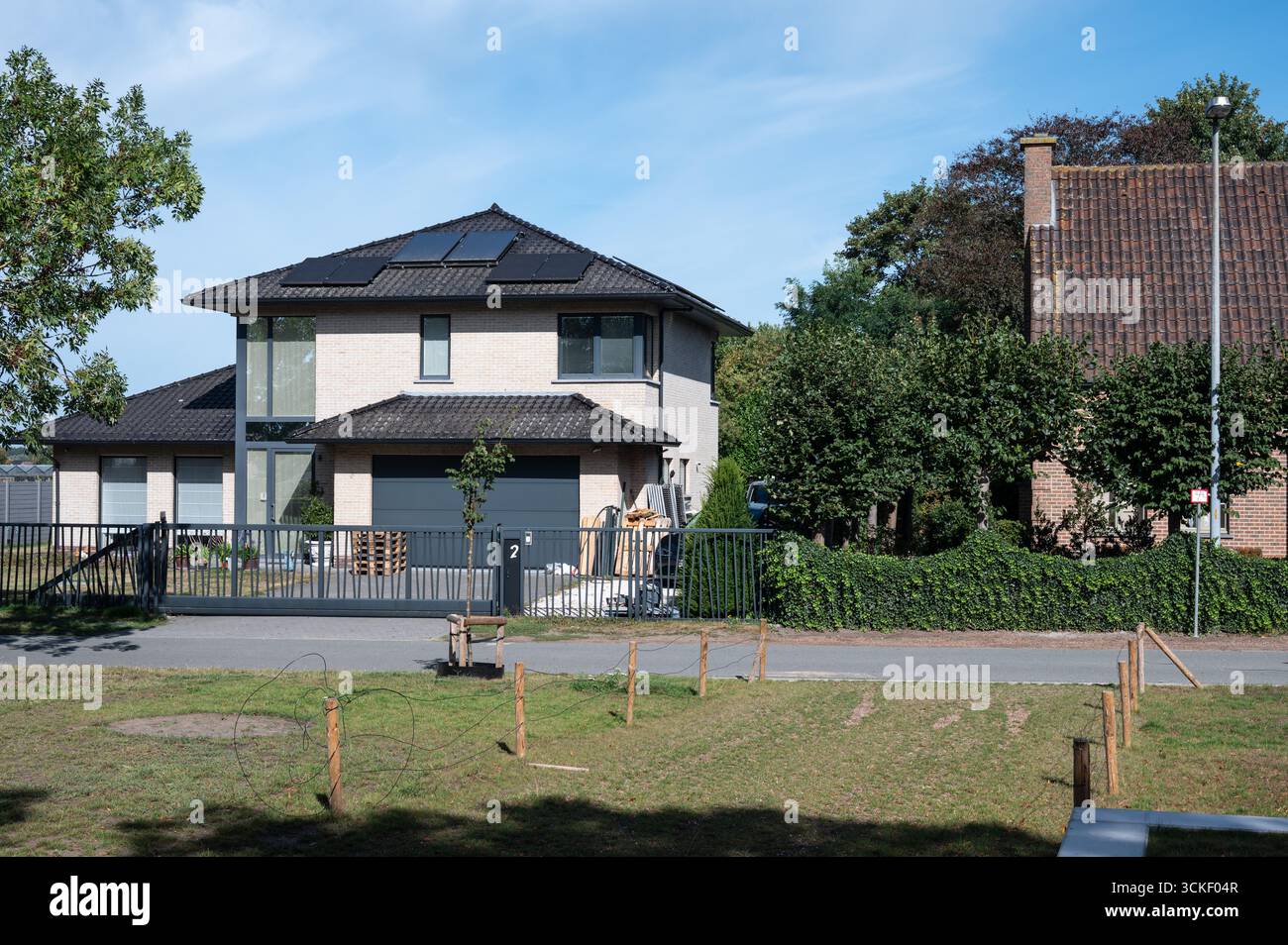 Casa indipendente e giardini a Stekene, Fiandre orientali, Belgio 6 settembre 2025 Foto Stock