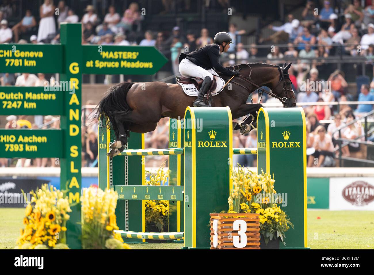 Willem Greve dei Paesi Bassi, in sella al Grandorado TN N.O.P. gareggia nel CPKC Grand Prix durante lo Spruce Meadows Masters a Calgary, Alberta, CA Foto Stock
