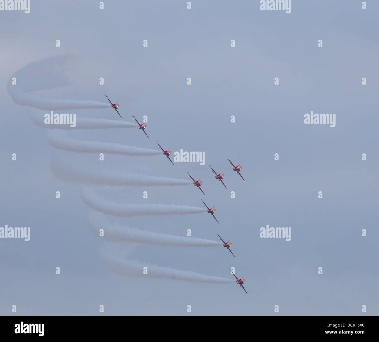 5 settembre 2025. The Red Arrows, formalmente noto come Royal Air Force Aerobatic Team, Turning in Swan Formation all'Ayr Show Festival of Flight, A. Foto Stock