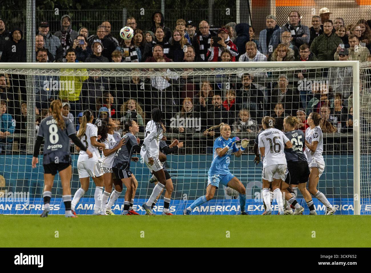 Francoforte, Germania. 11 settembre 2025. Nach einer Ecke k?pft Amanda Ilestedt (Eintracht Frankfurt, 13) den Ball an die latte; Torwart Merle Frohms (Real Madrid, 13) h?tte diesen Ball nicht gehalten Hinspirel der UEFA Women's Champions League Qualifikation, 3. Runde, zwischen Eintracht Frankfurt und Real Madrid im Stadion am Brentanobad a Francoforte sul meno AM 11.09.2025 credito: dpa/Alamy Live News Foto Stock