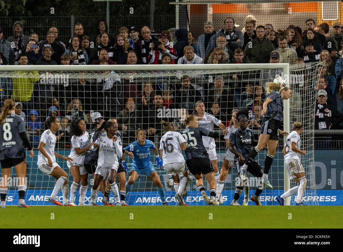 Francoforte, Germania. 11 settembre 2025. Nach einer Ecke k?pft Amanda Ilestedt (Eintracht Frankfurt, 13) den Ball an die latte; Torwart Merle Frohms (Real Madrid, 13) h?tte diesen Ball nicht gehalten Hinspirel der UEFA Women's Champions League Qualifikation, 3. Runde, zwischen Eintracht Frankfurt und Real Madrid im Stadion am Brentanobad a Francoforte sul meno AM 11.09.2025 credito: dpa/Alamy Live News Foto Stock