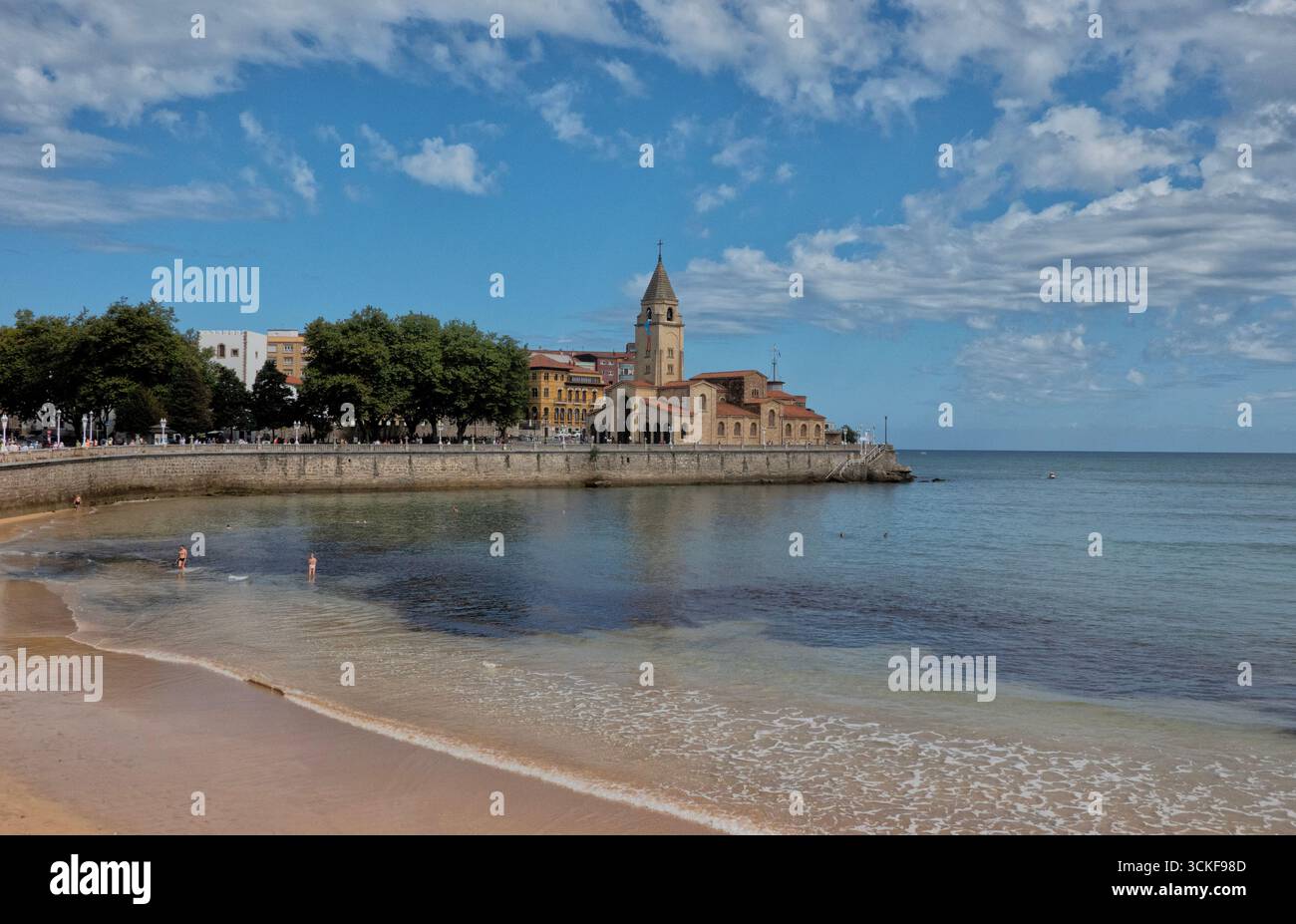 La Parroquia San Pedro (chiesa di San Pietro) e la spiaggia di San Lorenzo a Gijon, Asturie, Spagna Foto Stock