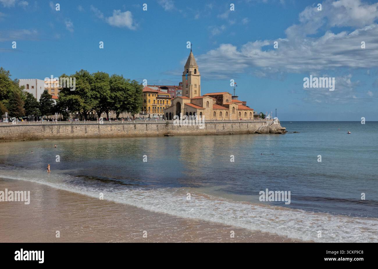La Parroquia San Pedro (chiesa di San Pietro) e la spiaggia di San Lorenzo a Gijon, Asturie, Spagna Foto Stock