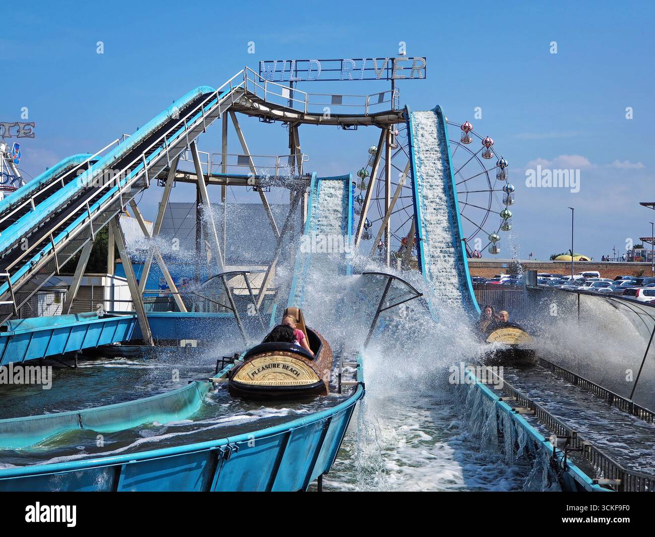 UK, Lincolnshire, Skegness, Wild River Log Flume Ride a Botton's Pleasure Beach. Foto Stock