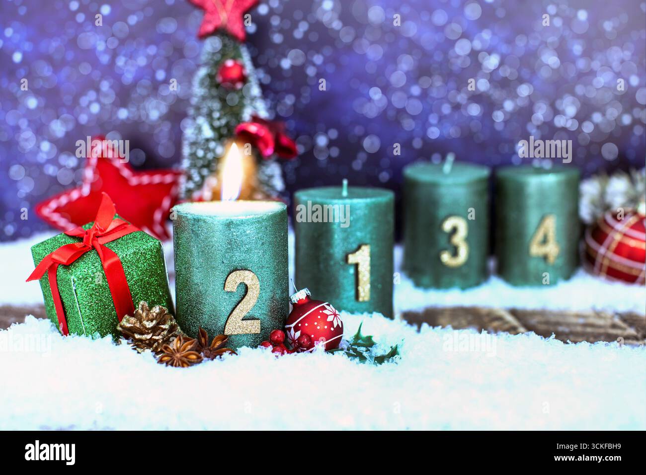 Quattro candele dell'Avvento con decorazioni natalizie, 2° Avvento Foto Stock