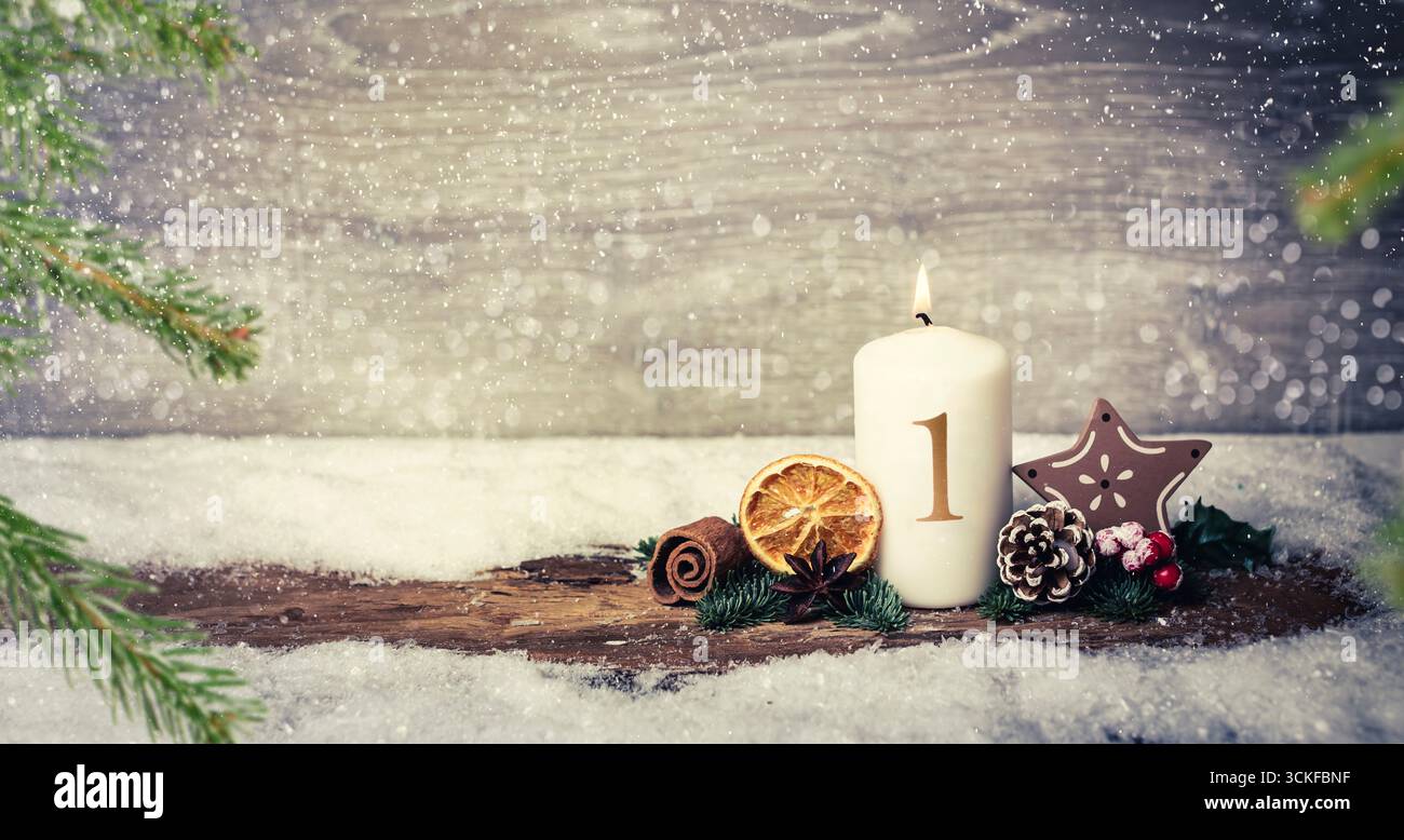 Decorazione dell'avvento con candele accese, corteccia, limone essiccato, coni di pino, rami di abete, bowla, e stella alla nevicata, 1° Avvento, composizione Foto Stock