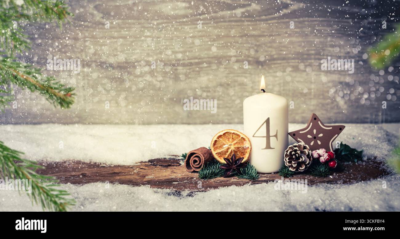 Decorazione dell'avvento con candele accese, corteccia, limone essiccato, coni di pino, rami di abete, bowla, e stella alla nevicata, 4 ° Avvento, composizione Foto Stock
