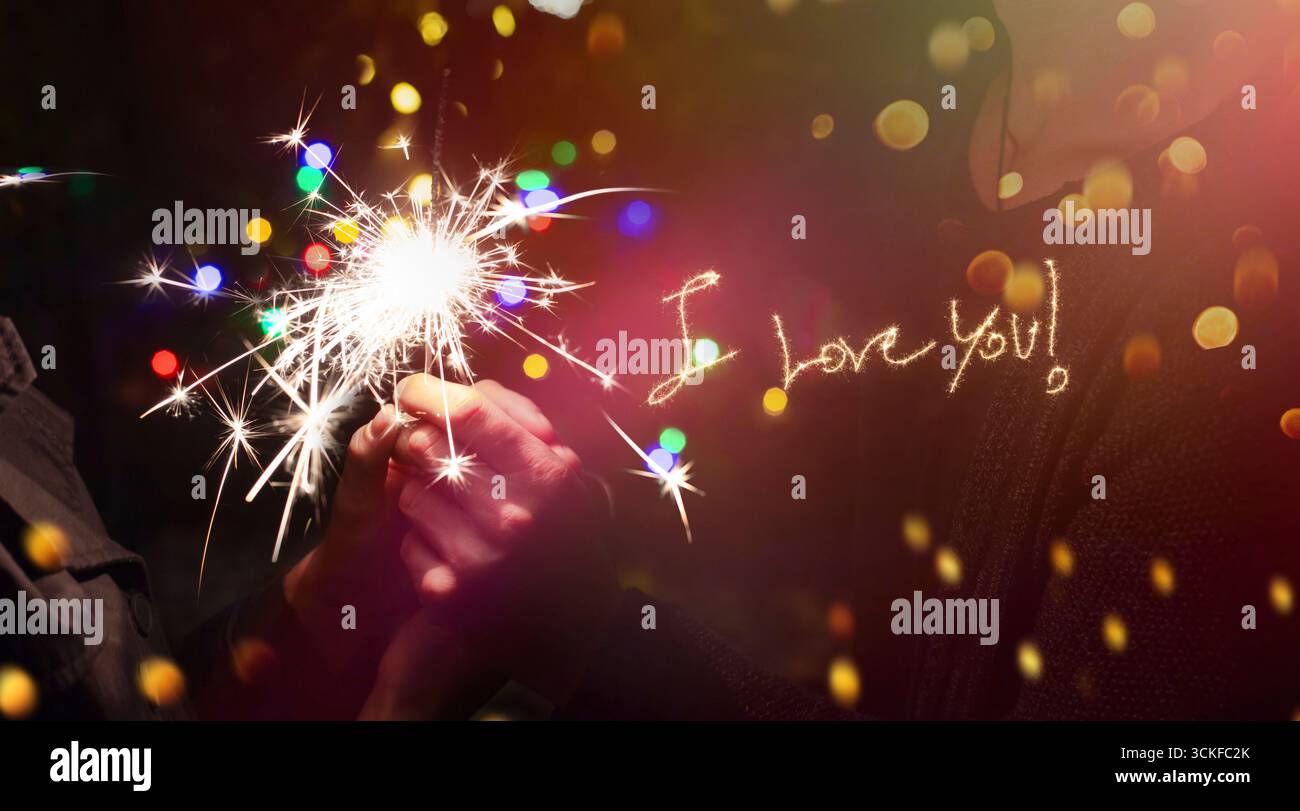 sparkler e “ti amo” scrivono luce nella notte Foto Stock