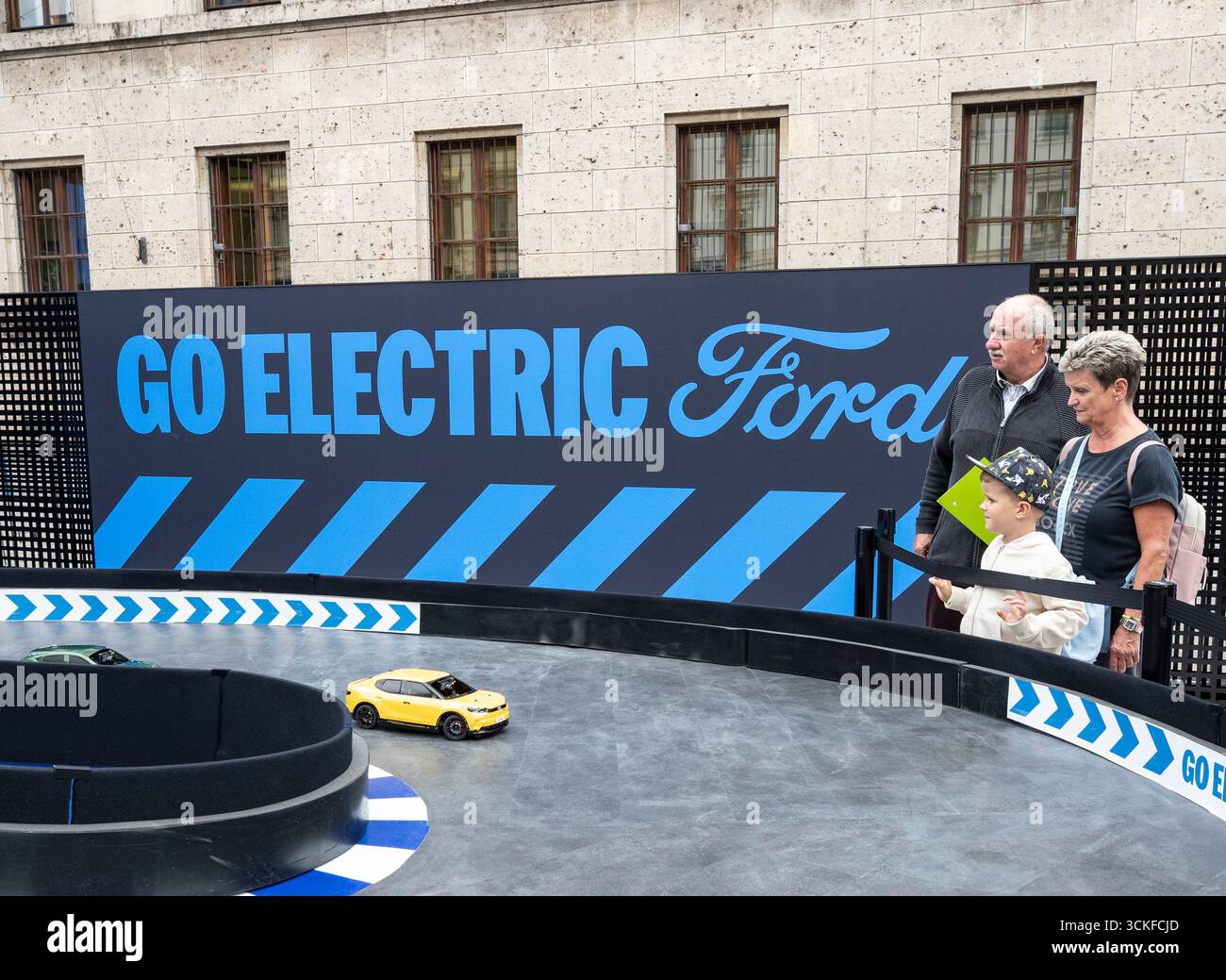 Monaco, Germania. 11 settembre 2025. Le persone guardano le corse nella zona espositiva di Ford allo spazio aperto della 2025 IAA Mobility a Monaco, Germania, 11 settembre 2025. La IAA Mobility 2025, una delle fiere di mobilità più grandi al mondo, è iniziata qui martedì, con case automobilistiche e fornitori globali che hanno presentato veicoli elettrici (EV), guida autonoma e innovazioni basate su software. Crediti: Zhang fan/Xinhua/Alamy Live News Foto Stock