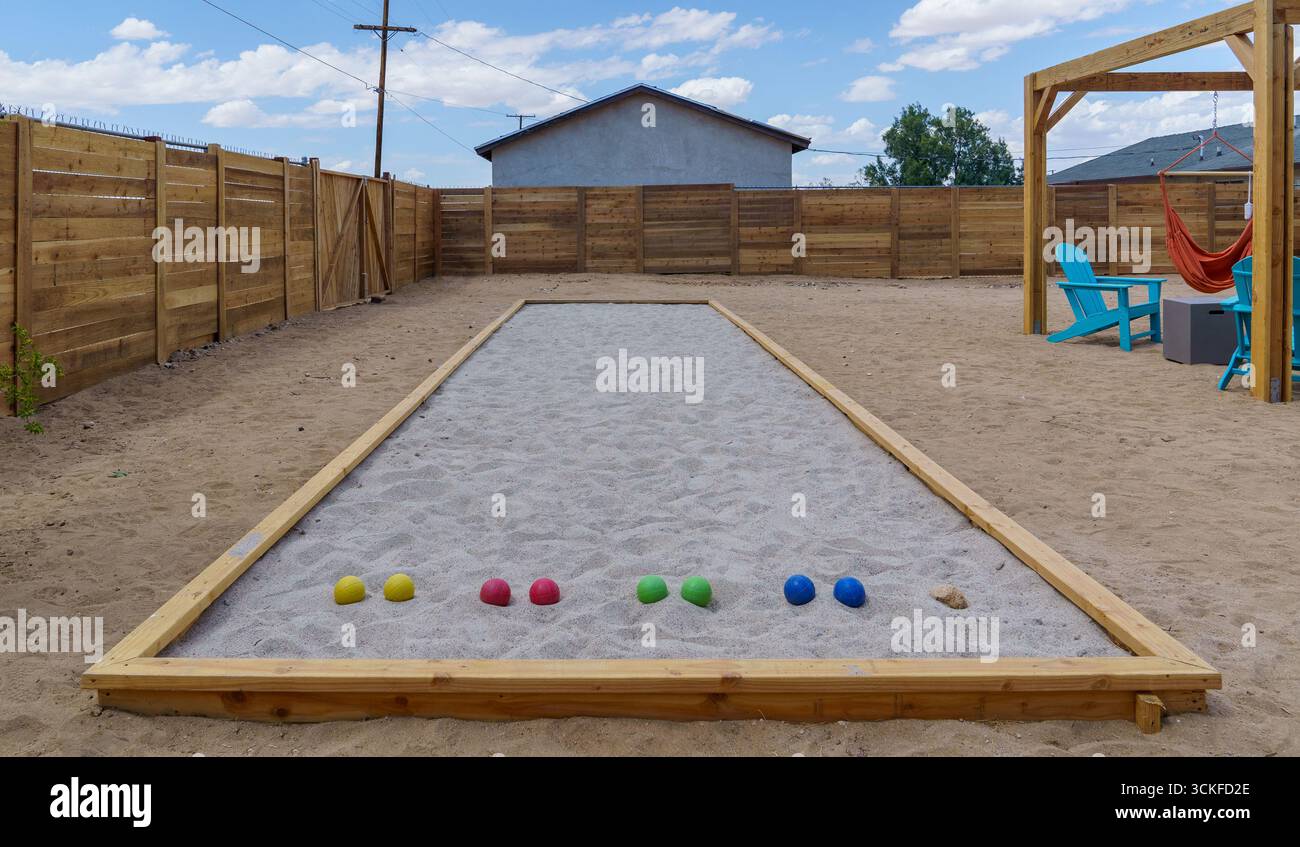 Campo da bocce, bowling su prato in un cortile con recinzione in legno Foto Stock