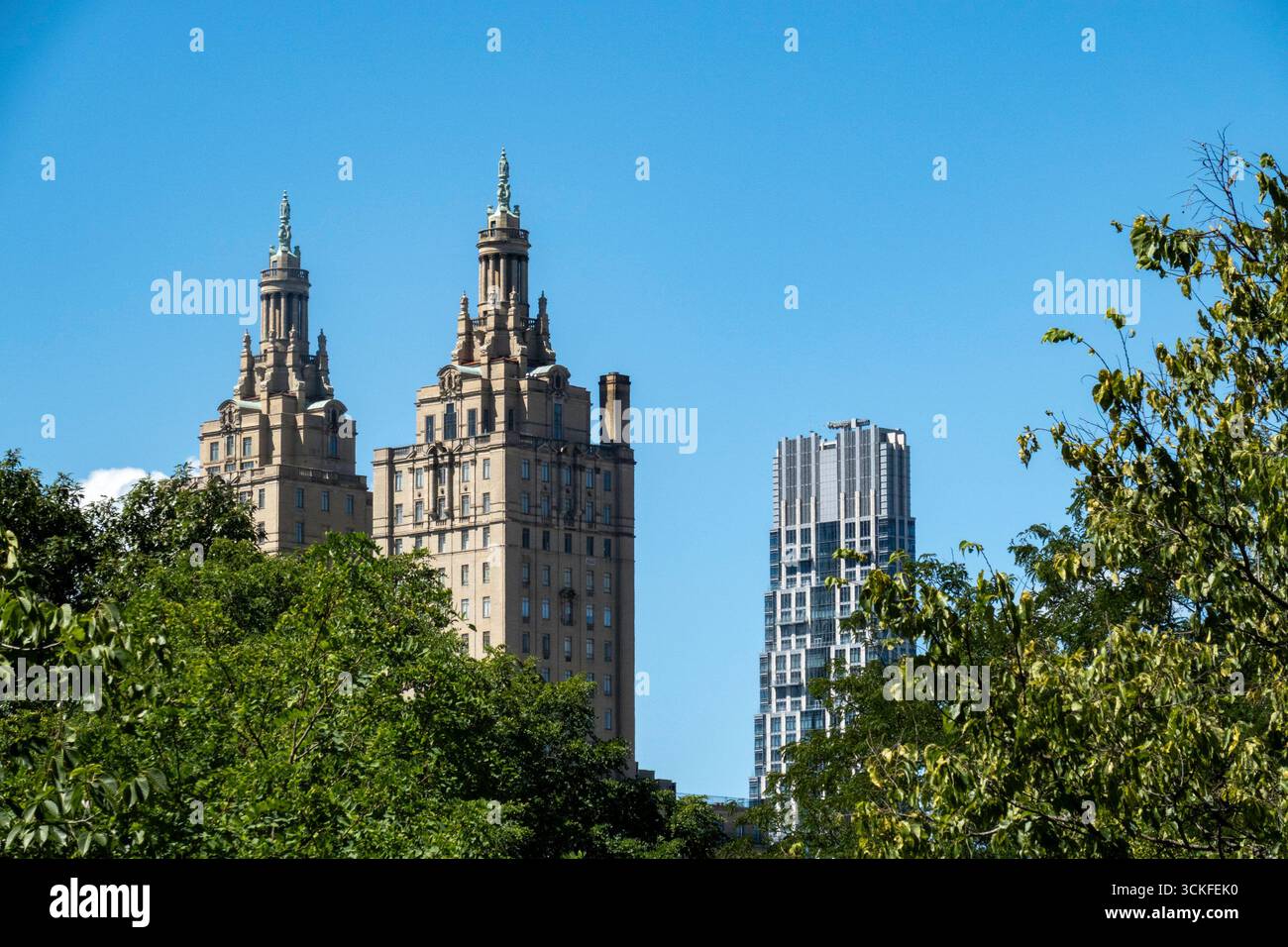 In contrasto con l'architettura residenziale, vista da Central Park, 2025, New York City, Stati Uniti Foto Stock