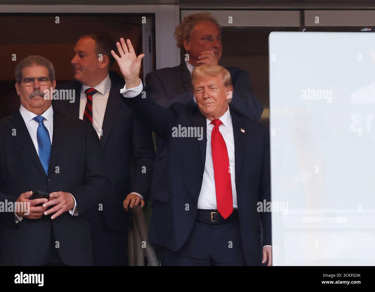Bronx, Stati Uniti. 11 settembre 2025. Il presidente DEGLI STATI UNITI Donald Trump arriva ai suoi posti prima che i New York Yankees giochino i Detroit Tigers nel 24° anniversario degli attacchi terroristici del 9/11 al World Trade Center allo Yankee Stadium giovedì 11 settembre 2025 a New York City. Foto di John Angelillo/UPI credito: UPI/Alamy Live News Foto Stock
