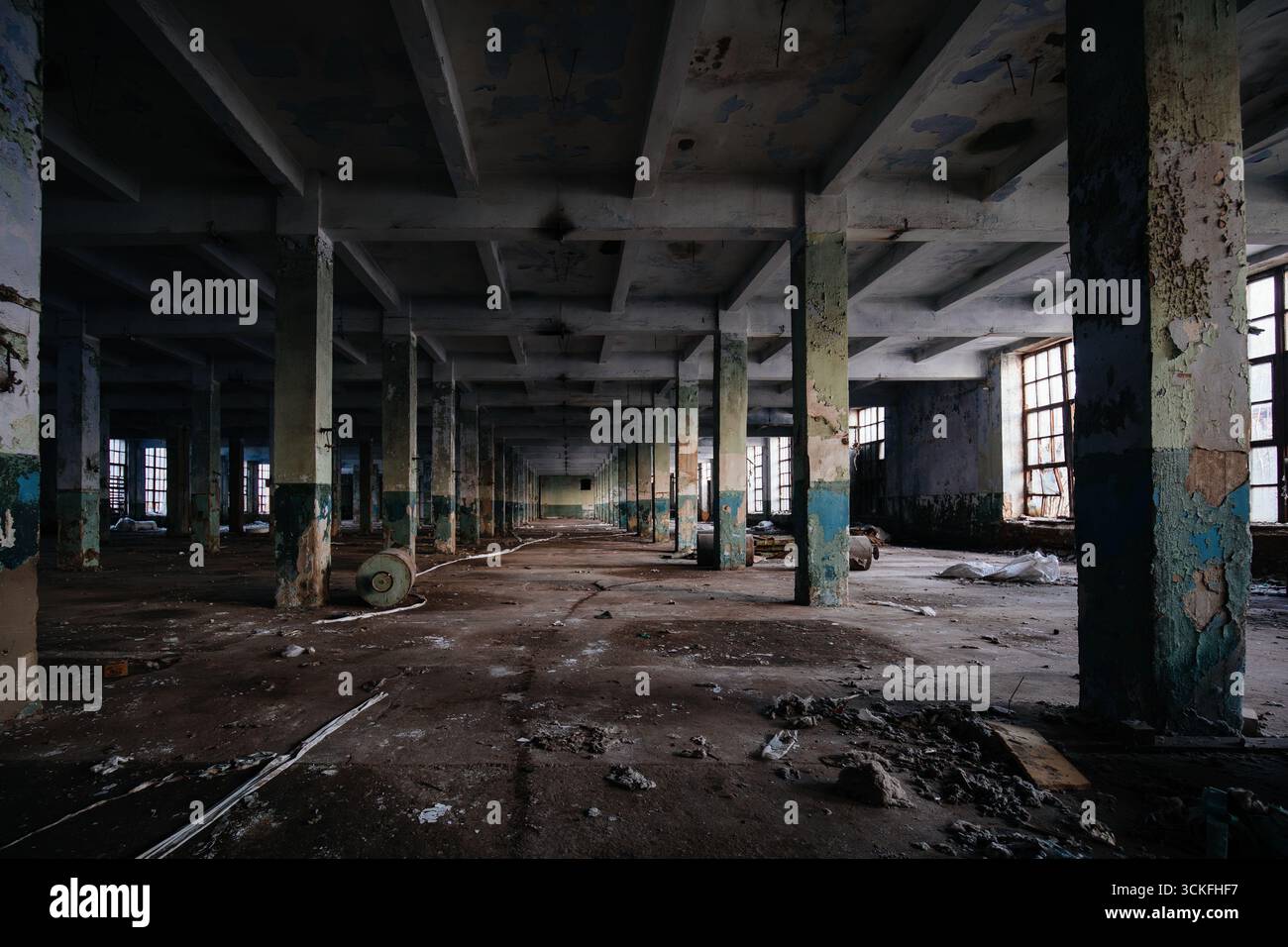 Grande sala industriale abbandonata e vuota. Foto Stock