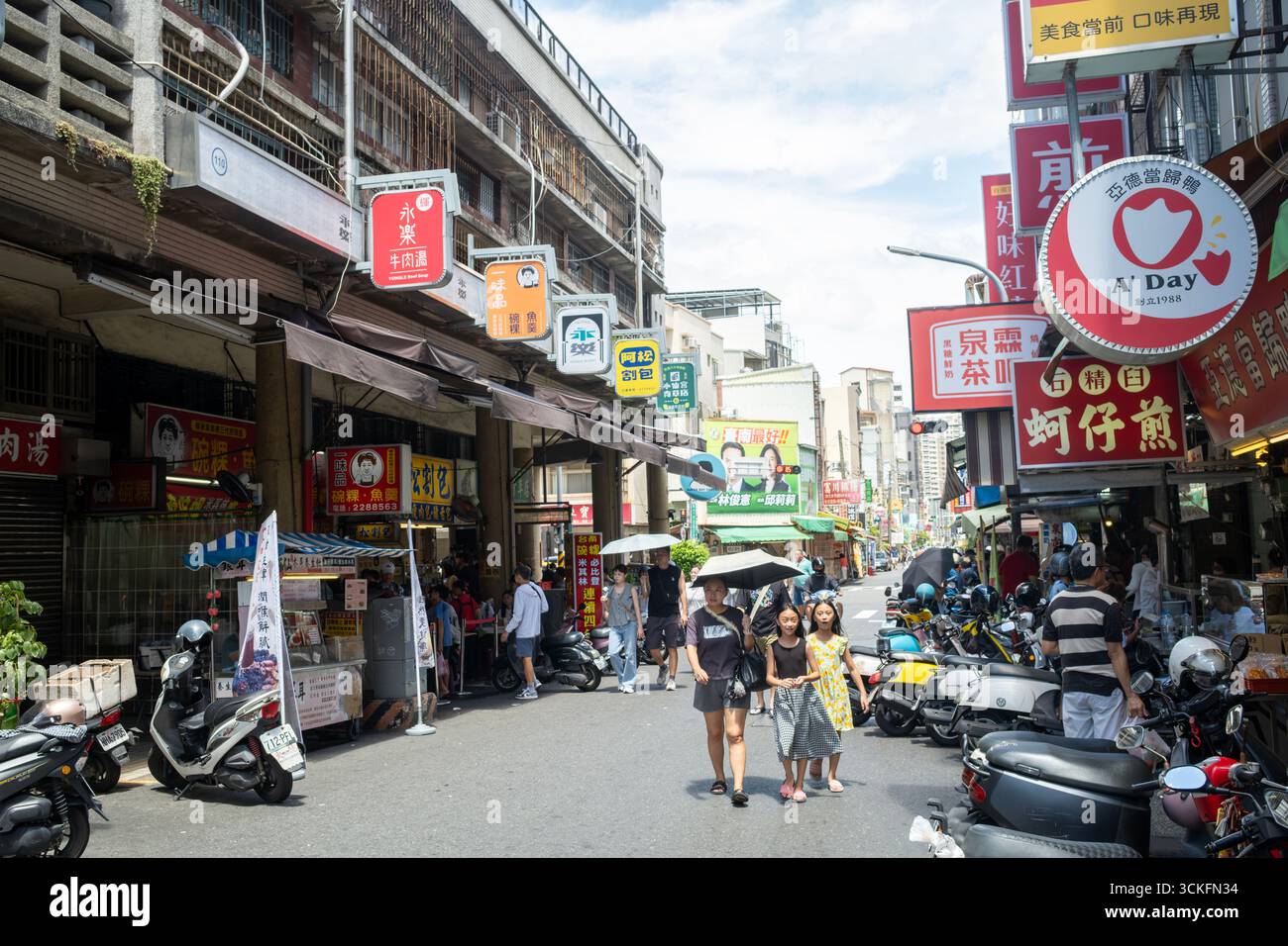 Tainan, Taiwan 7 settembre 2025: Yongle Market. Da un famigerato passato a un paradiso gastronomico di oggi, l'iconica parete di Yongle ne è una testimonianza Foto Stock