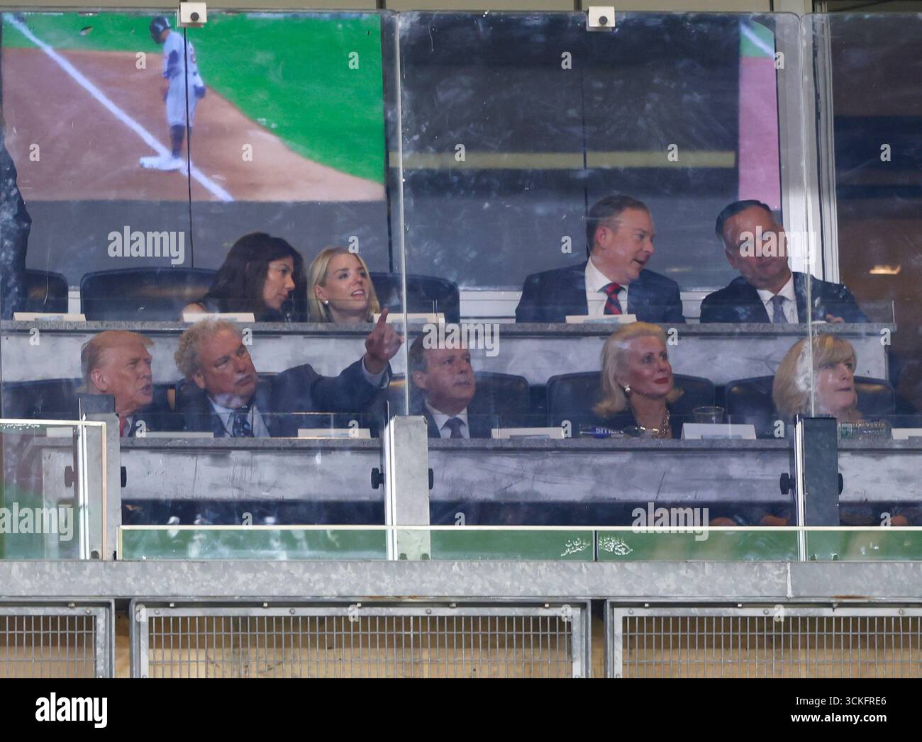 Bronx, Stati Uniti. 11 settembre 2025. Il presidente DEGLI STATI UNITI Donald Trump guarda i New York Yankees giocare i Detroit Tigers nel 24° anniversario degli attacchi terroristici del 9/11 al World Trade Center allo Yankee Stadium giovedì 11 settembre 2025 a New York. Foto di John Angelillo/UPI credito: UPI/Alamy Live News Foto Stock
