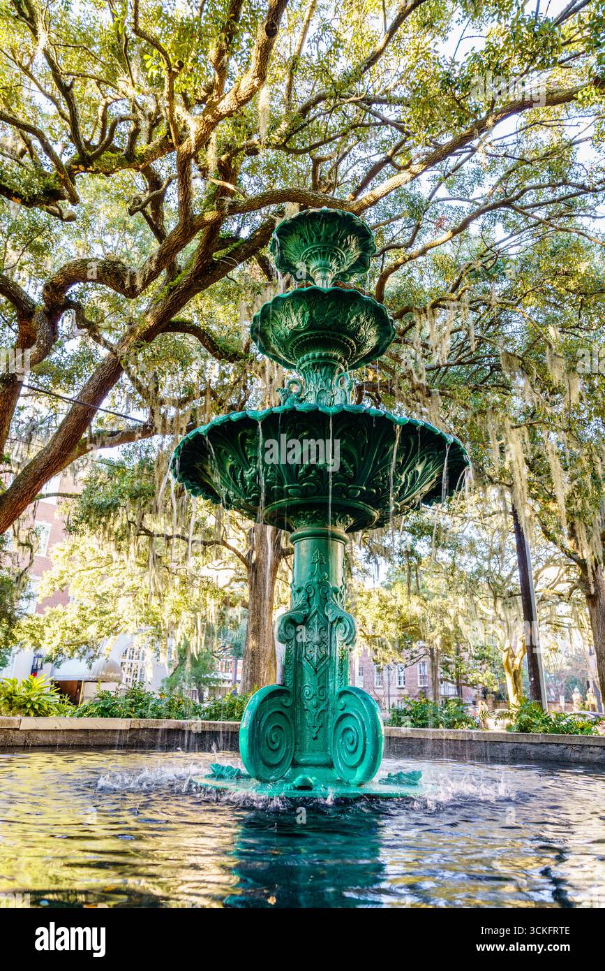 Una fontana in Lafayette Square nel quartiere storico di Savannah, Georgia Foto Stock