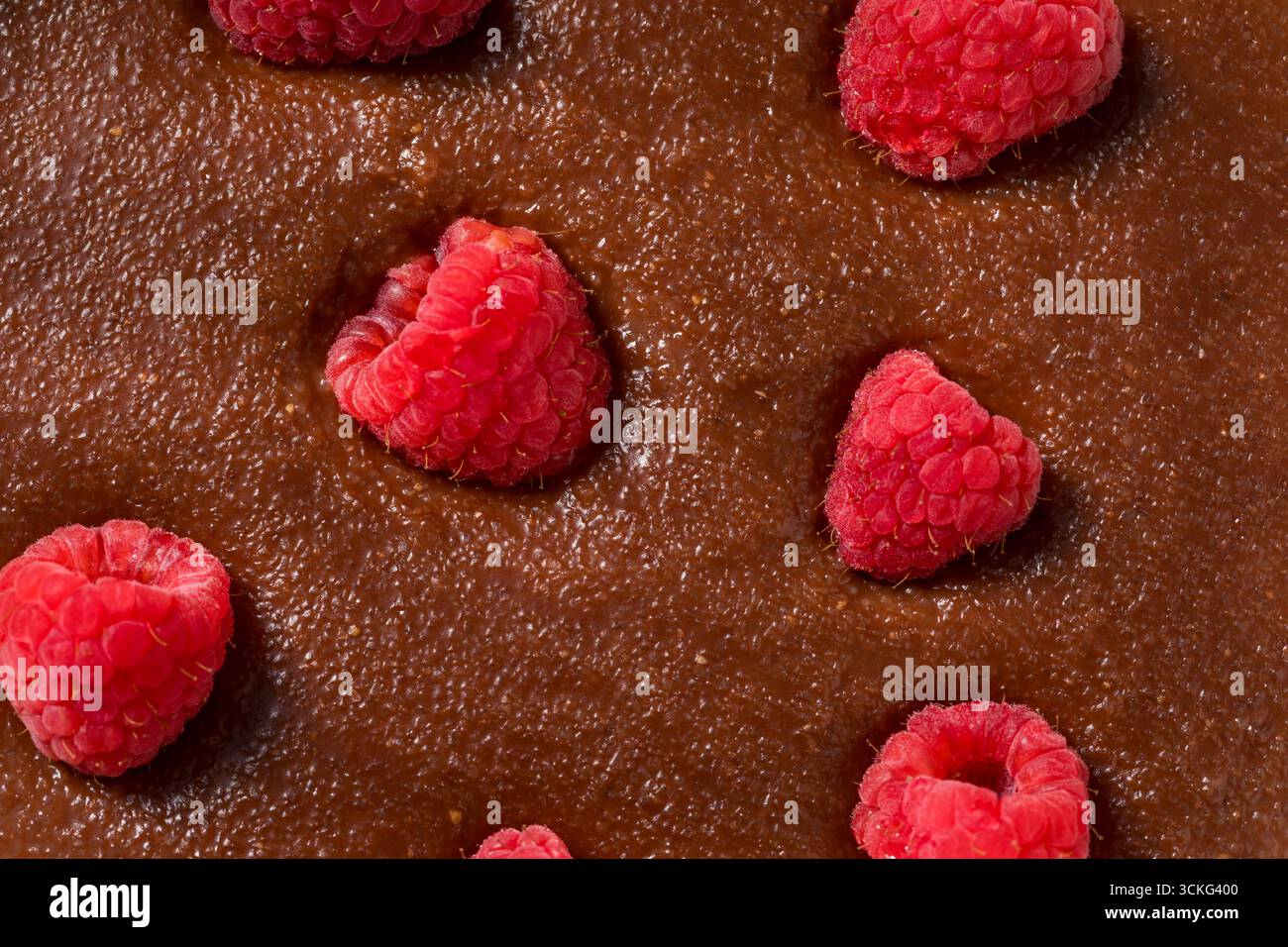 Farina cremosa al cioccolato per colazione con lamponi Foto Stock