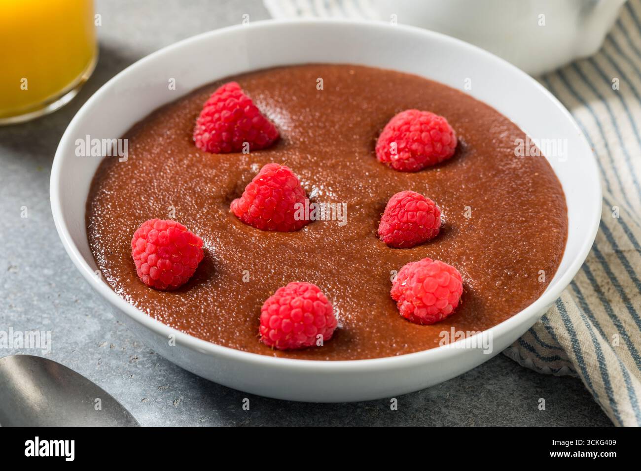 Farina cremosa al cioccolato per colazione con lamponi Foto Stock