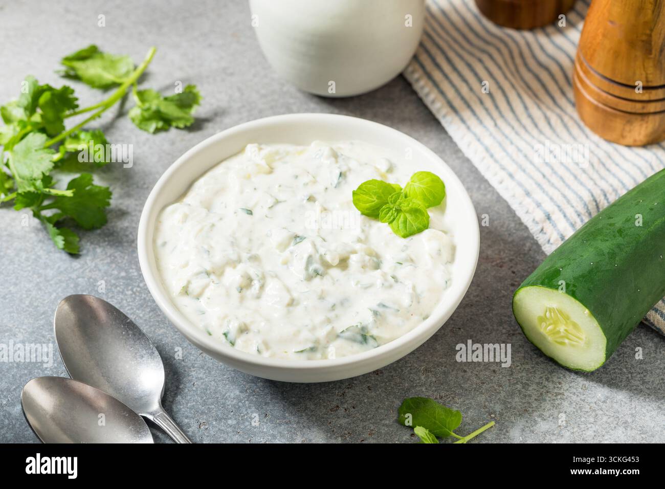 Salsa Raita indiana casalinga sana con coriandolo di yogurt e cetriolo Foto Stock