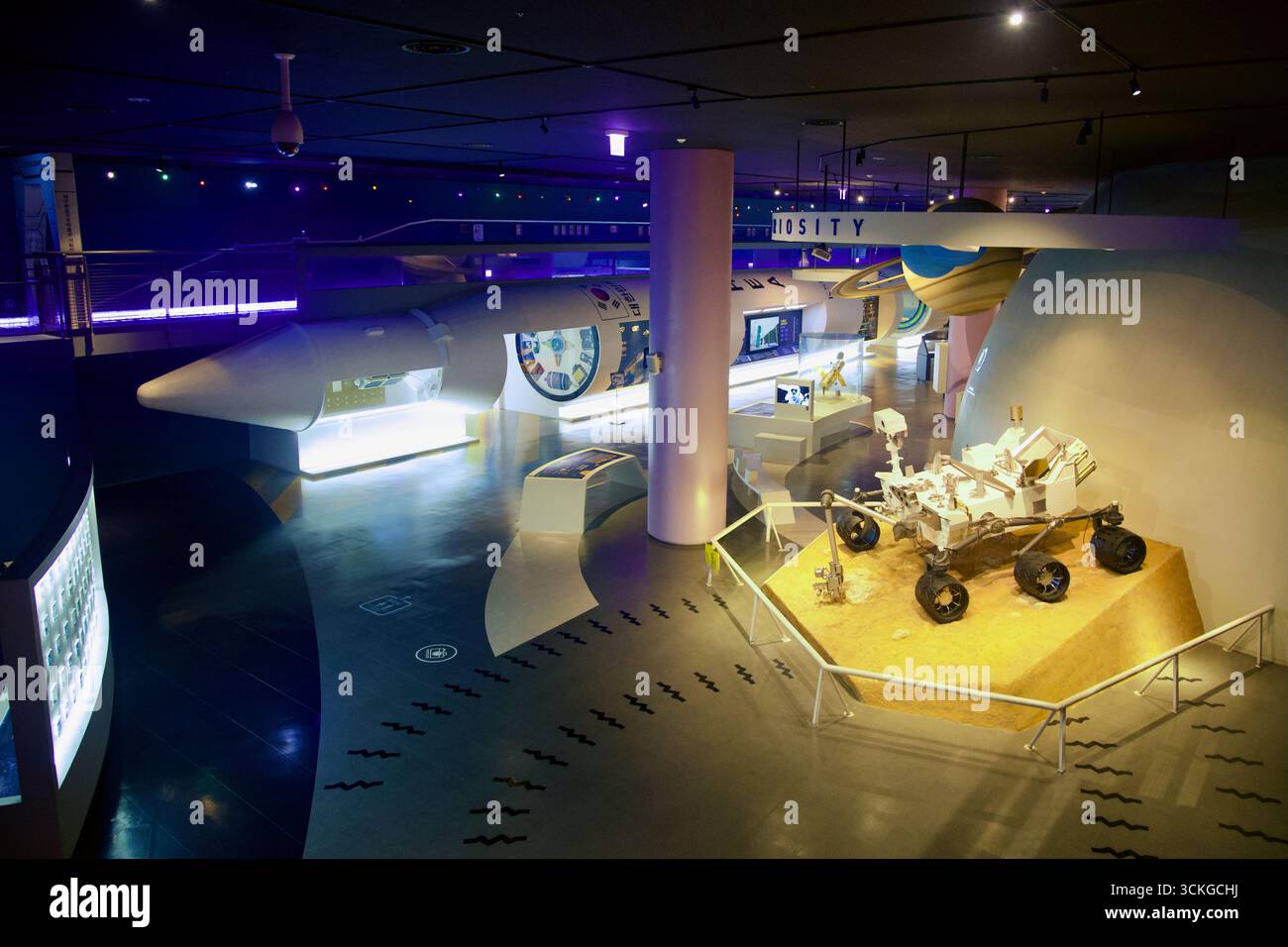 La sala di esplorazione spaziale del Jeju Aerospace Museum presenta una replica di Mars rover e grandi modelli planetari, che illustrano la scienza interplanetaria Foto Stock