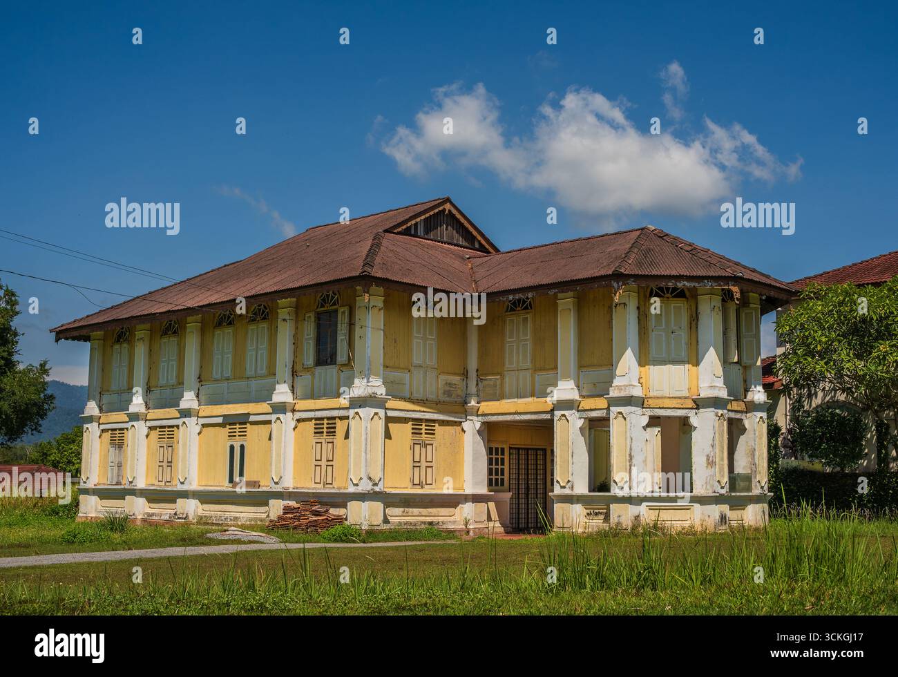 Una tradizionale casa in legno malese con influenze coloniali, caratterizzata da palafitte rialzate, lavorazioni a reticolo e pannelli in legno intemperie. Situato a Perak, Malays Foto Stock