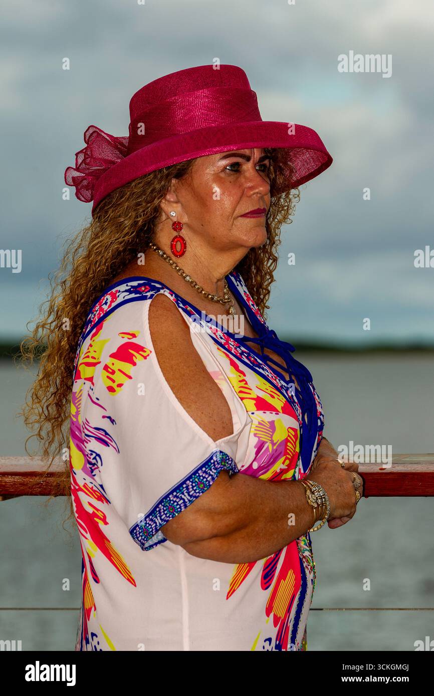 cappello da donna con capelli laterali che guardano a destra, abito completo a colori, capelli lunghi e ricci marroni 50 modelli più modelli di modelli maturi che modellano l'australia australiana Foto Stock
