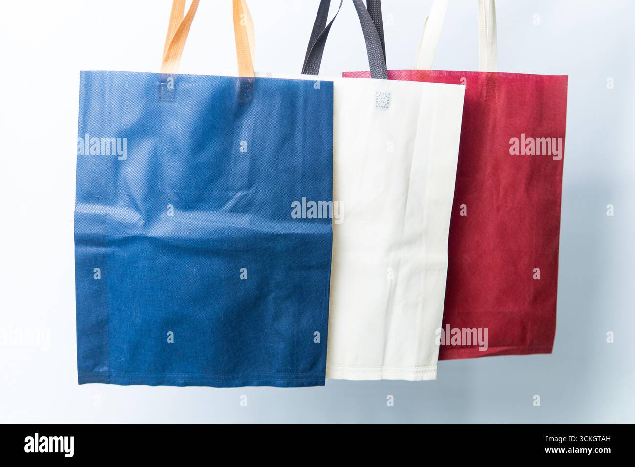 Primo piano di borse tote in tessuto riutilizzabili in diversi colori, promuovendo uno stile di vita ecologico e la sostenibilità. Foto Stock