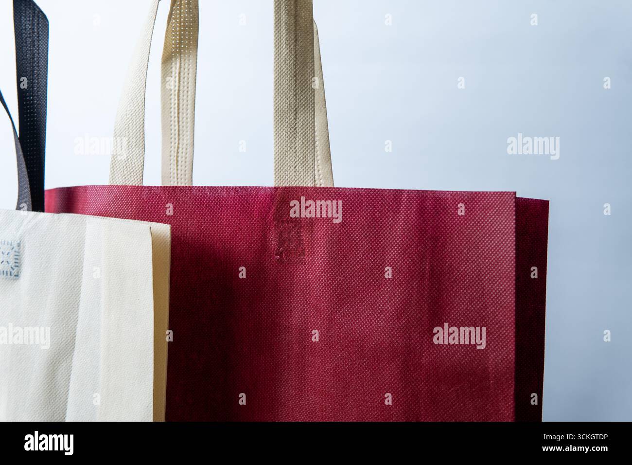 Primo piano di borse tote in tessuto riutilizzabili in diversi colori, promuovendo uno stile di vita ecologico e la sostenibilità, Foto Stock