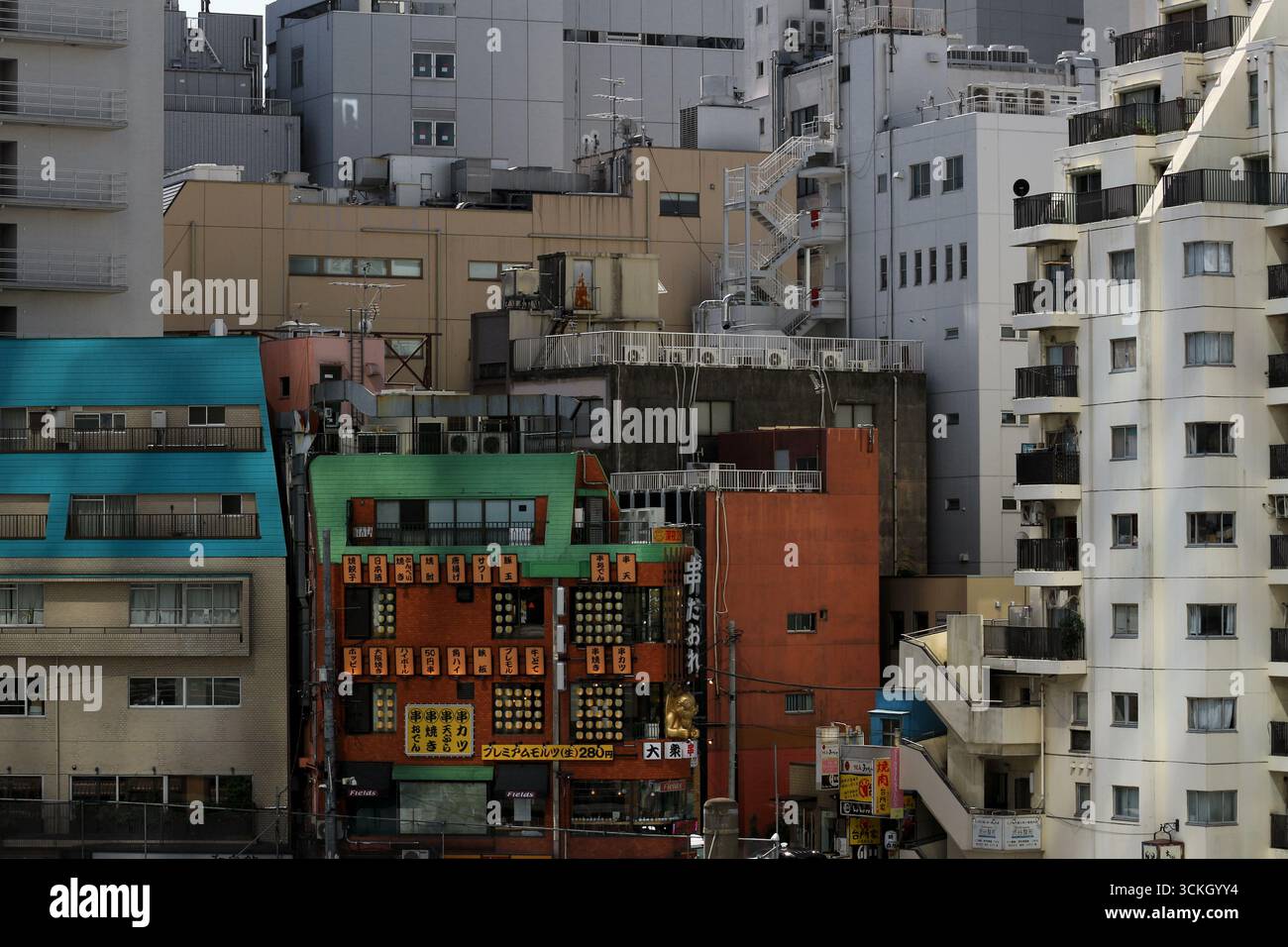 Scene di tutti i giorni in Giappone Un'area residenziale vicino alla stazione di Shibuya, con file di piccoli edifici dal design retrò. Foto Stock
