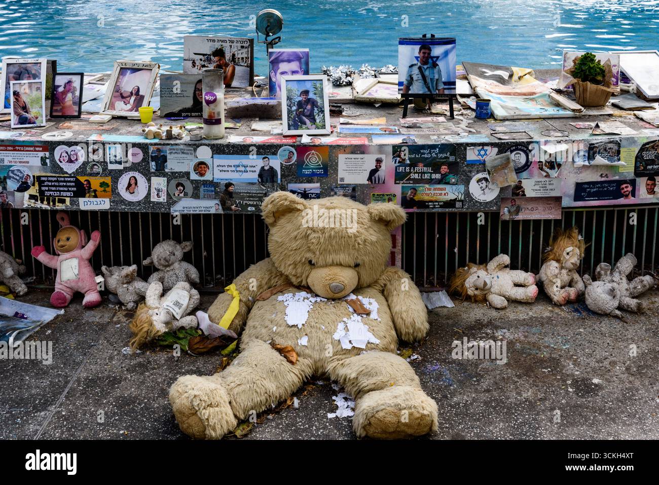 Dettagli della fontana in Piazza Dizengoff a Tel Aviv, circondata da candele yahrzeit (memoriale), foto, suppliche scritte, dedica e preghiere Foto Stock