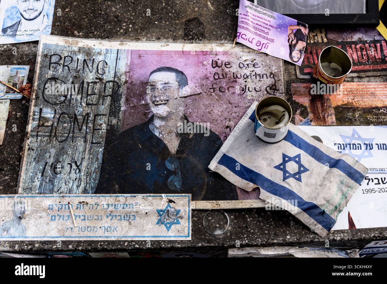 Un dettaglio della fontana in Piazza Dizengoff a Tel Aviv, circondata da candele yahrzeit (memoriale), foto, suppliche scritte, dedica e preghiere Foto Stock
