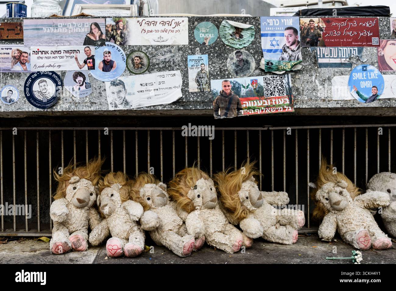 Dettagli della fontana in Piazza Dizengoff a Tel Aviv, circondata da candele yahrzeit (memoriale), foto, suppliche scritte, dedica e preghiere Foto Stock