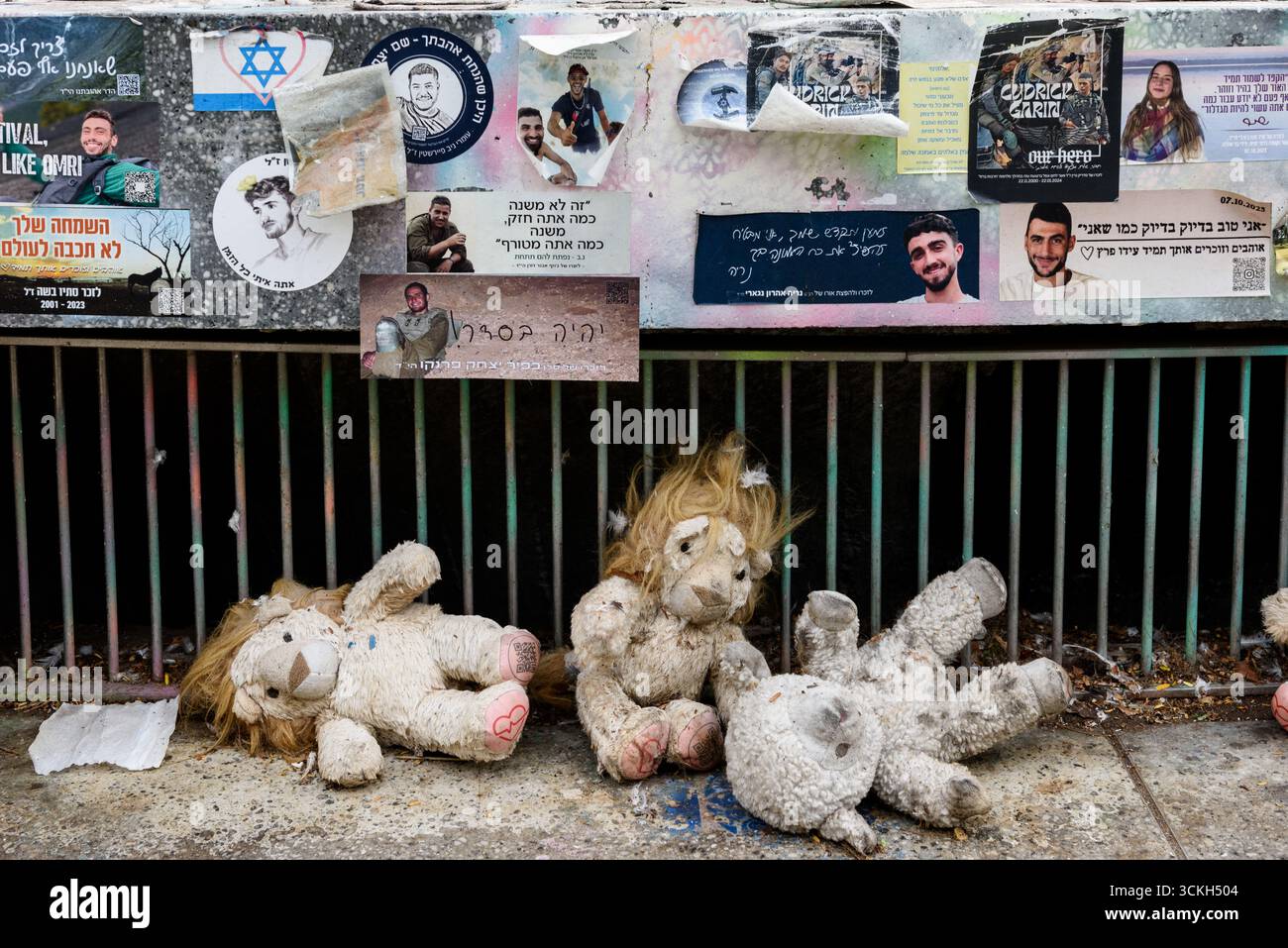 Dettagli della fontana in Piazza Dizengoff a Tel Aviv, circondata da candele yahrzeit (memoriale), foto, suppliche scritte, dedica e preghiere Foto Stock