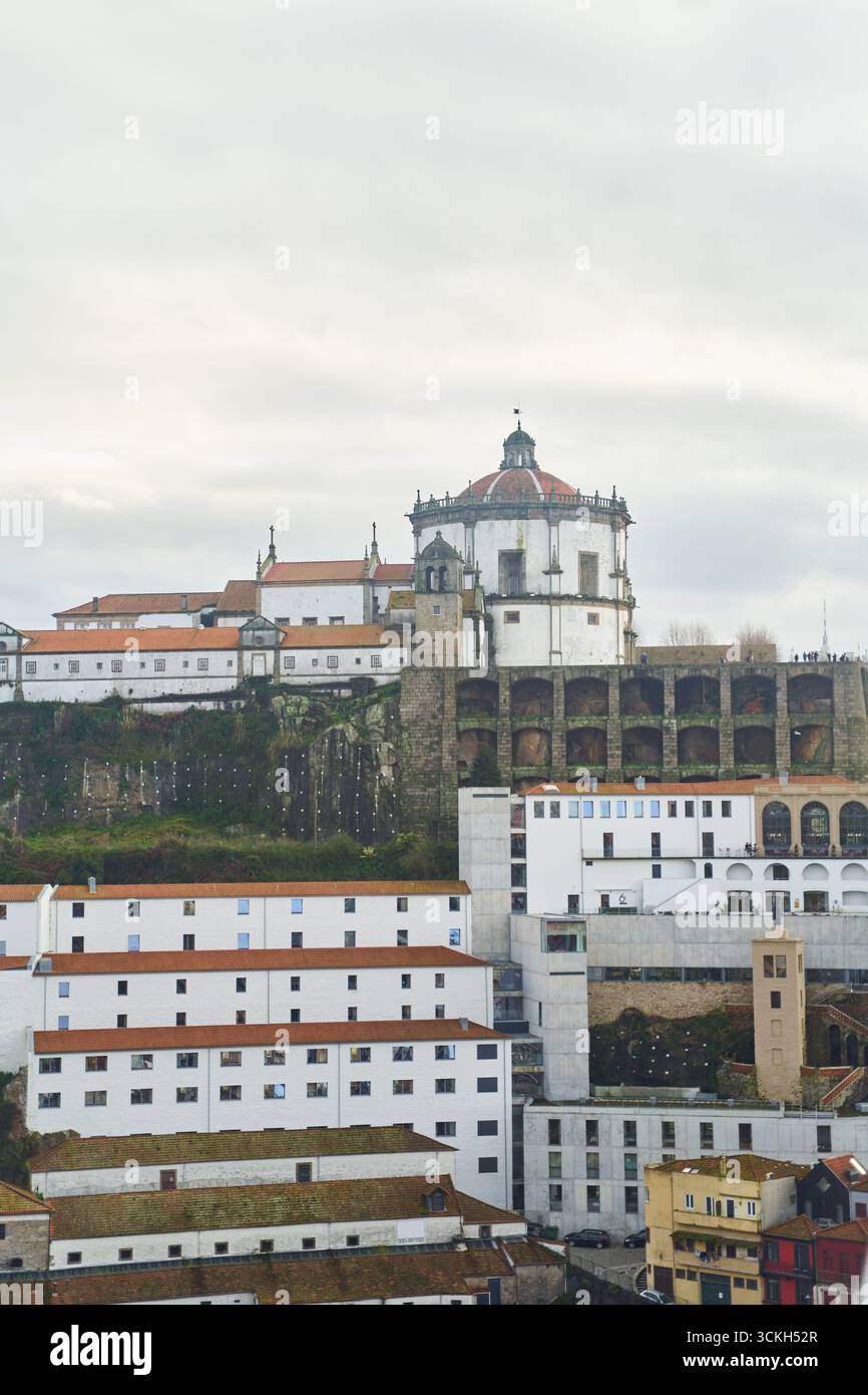 Porto, Portogallo - 12.25.2022: Esplorate l'architettura storica che si affaccia sul paesaggio cittadino, meravigliandovi della sua grandezza artistica Foto Stock