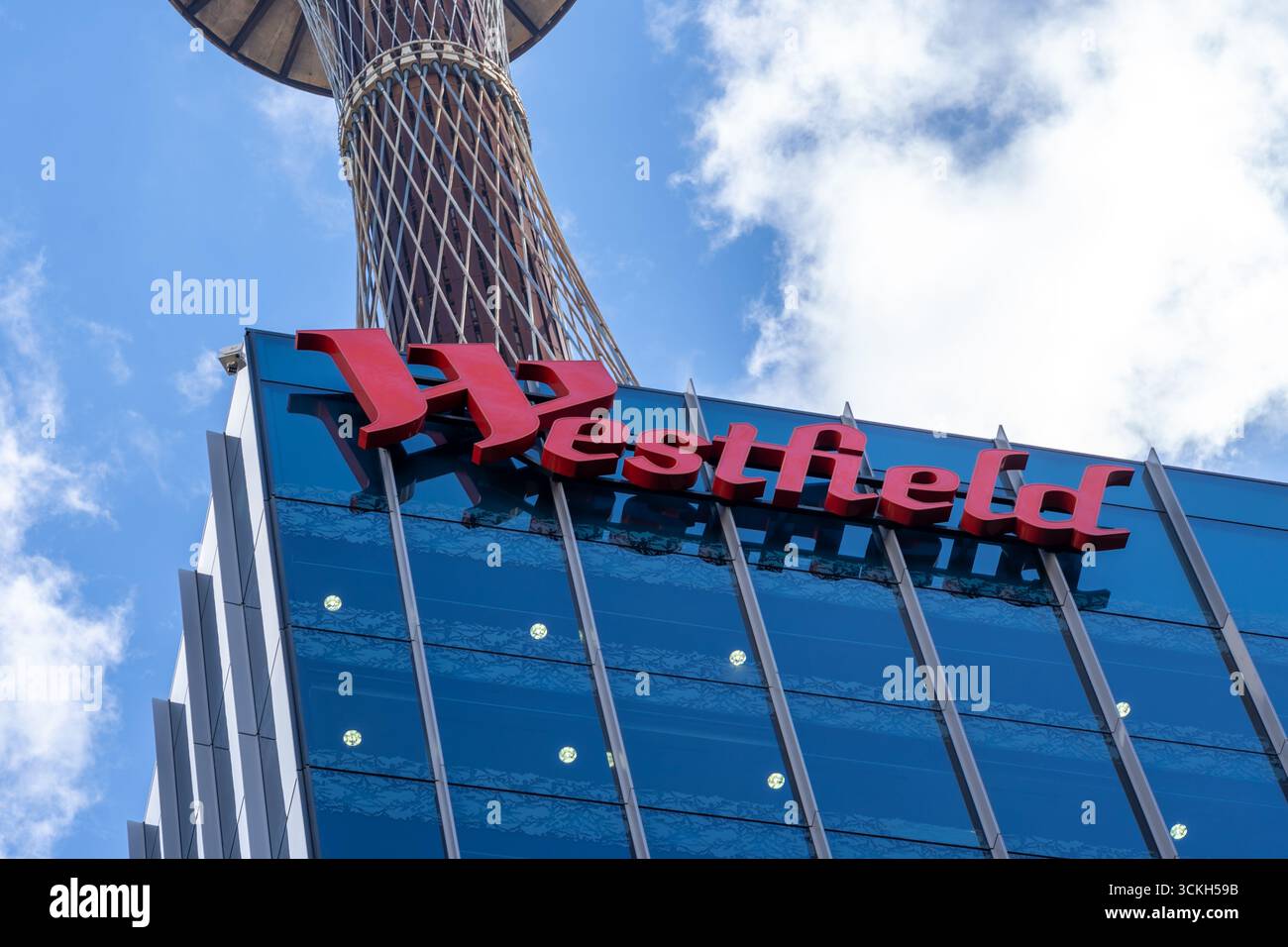 Cartello del centro commerciale Westfield Sydney sull'edificio sotto la Sydney Tower a Sydney, Australia. Foto Stock