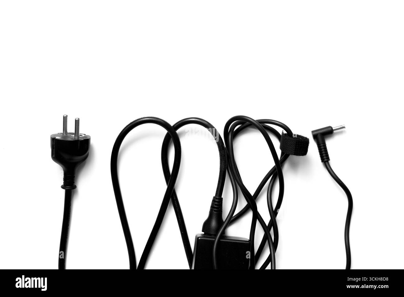 Adattatore caricabatteria per laptop isolato su sfondo bianco Foto Stock