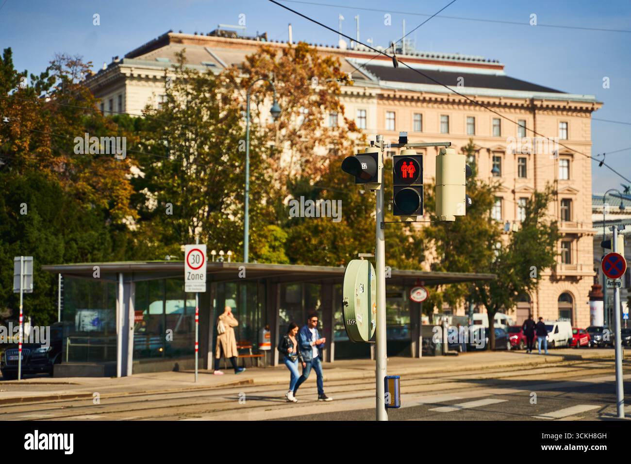 VIENNA, AUSTRIA - 10.10.2022: Una scena urbana con una fermata del tram e segnali stradali per veicoli e pedoni Foto Stock